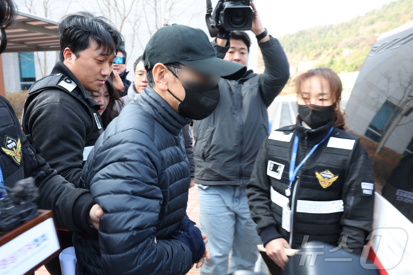 (목포=뉴스1) 이승현 기자 = 전남 신안 해상에서 대형 여객선 퀸제누비아2호 좌초 사고를 낸 60대 선장 A 씨가 2일 오전 전남 목포시 광주지방법원 목포지원에서 열리는 구속 전 …