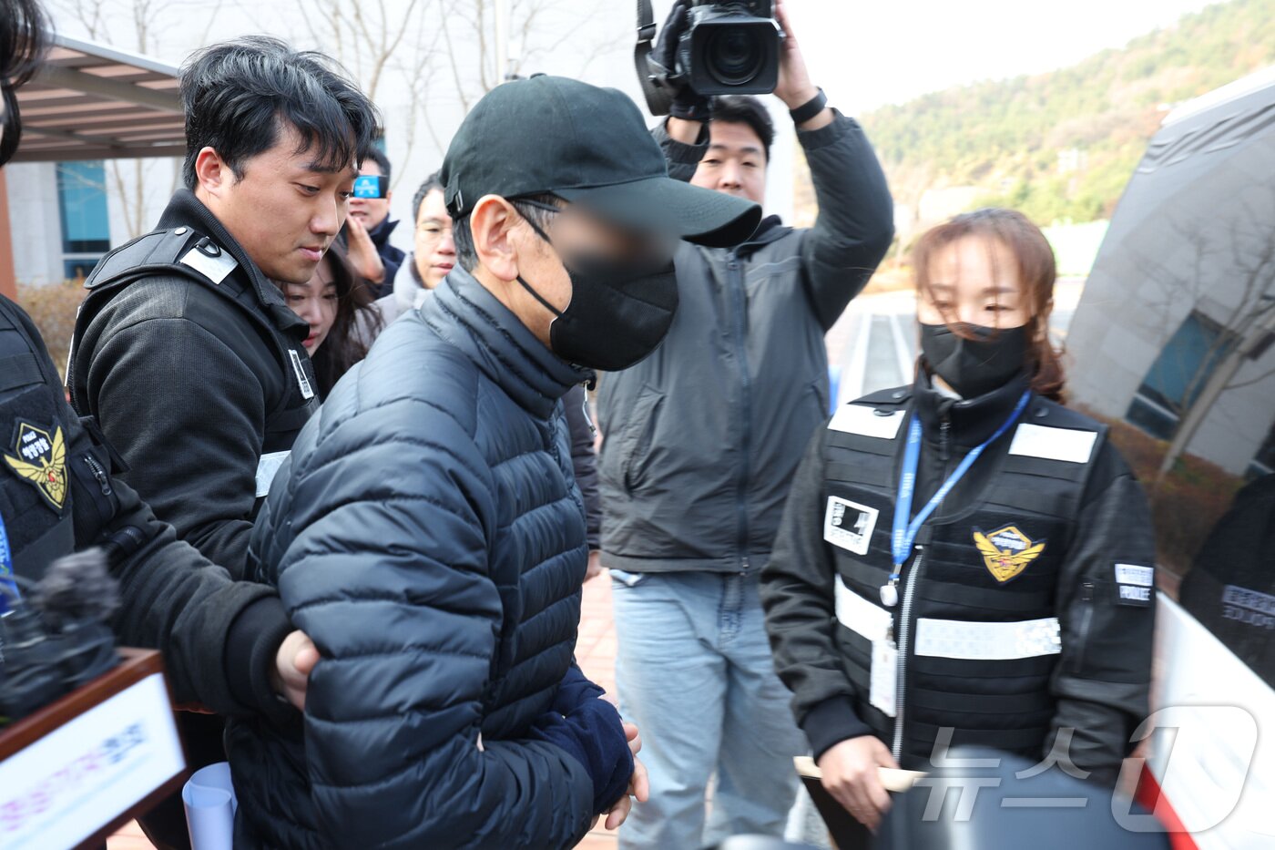 본문 이미지 - 전남 신안 해상에서 대형 여객선 퀸제누비아2호 좌초 사고를 낸 60대 선장 A 씨가 2일 오전 전남 목포시 광주지방법원 목포지원에서 열리는 구속 전 피의자 심문&#40;영장실질심사&#41;를 받고 법원을 빠져 나오고 있다. 2025.12.2/뉴스1 ⓒ News1 이승현 기자