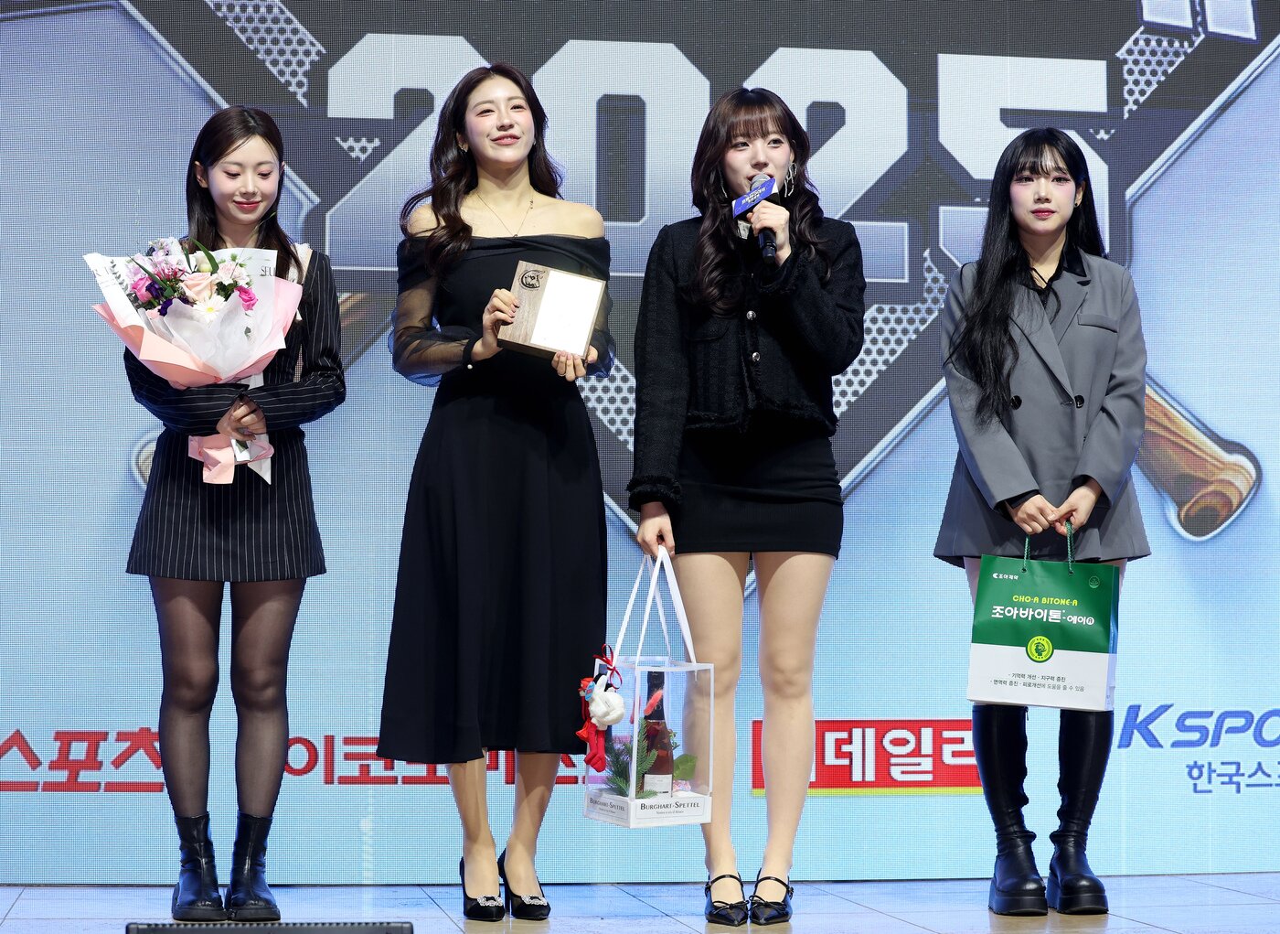 본문 이미지 - 한화 응원단.&#40;일간스포츠 제공&#41;