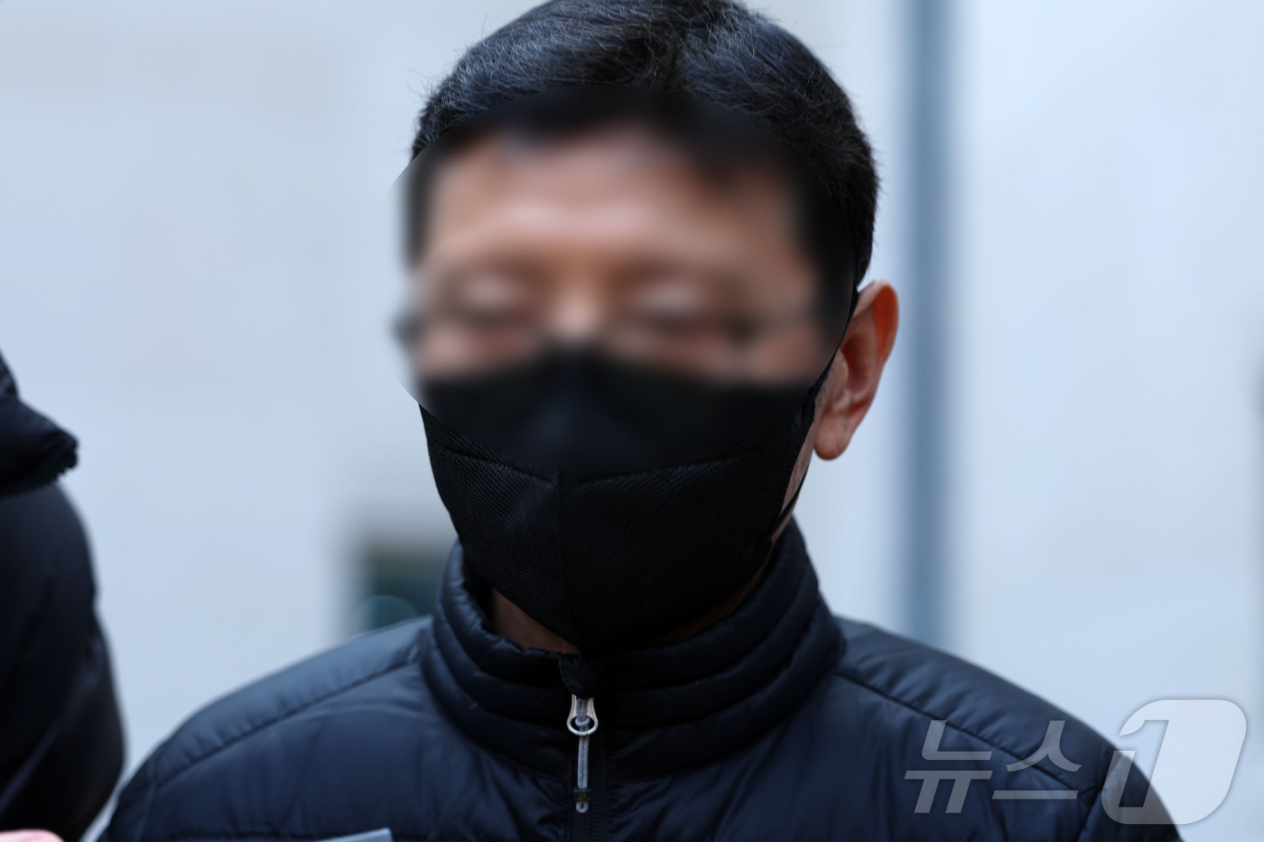 (목포=뉴스1) 이승현 기자 = 전남 신안 해상에서 대형 여객선 퀸제누비아2호 좌초 사고를 낸 60대 선장 A 씨가 2일 오전 전남 목포시 광주지방법원 목포지원에서 열리는 구속 전 …