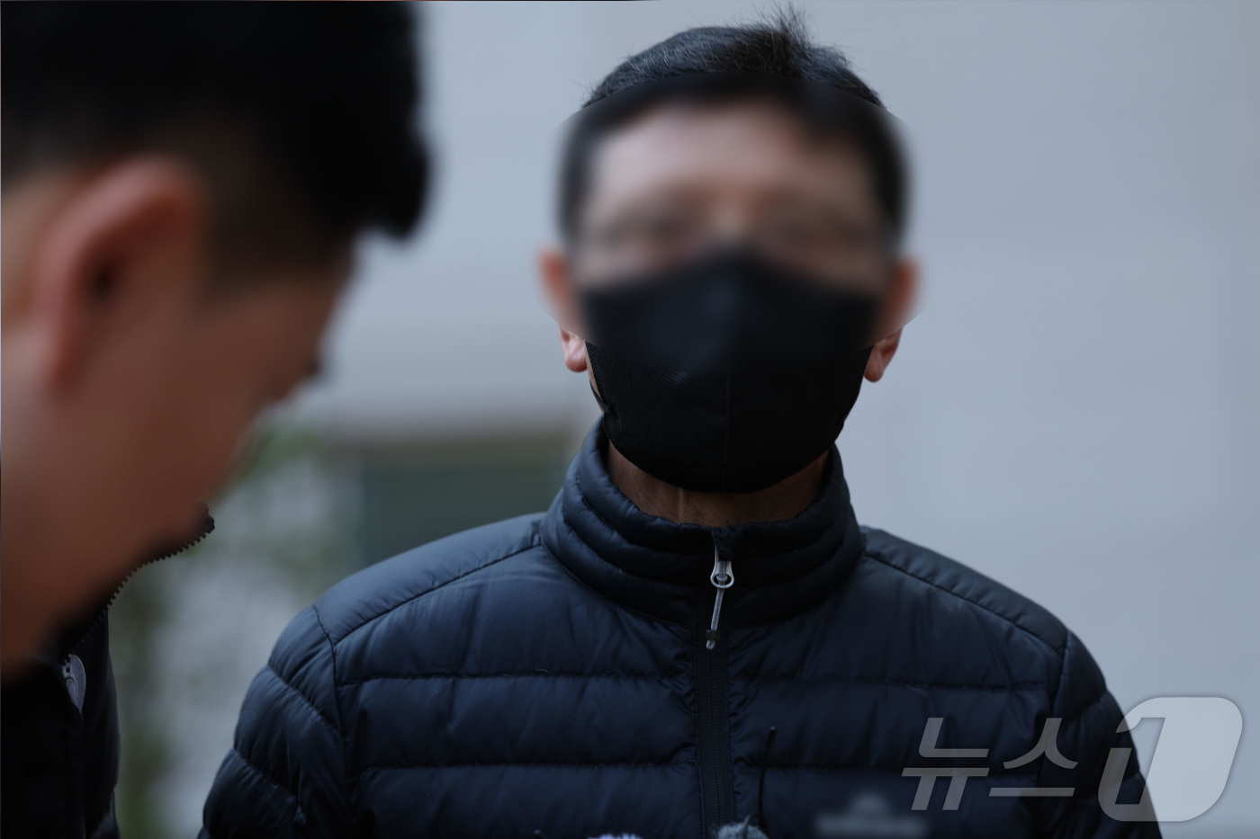 (목포=뉴스1) 이승현 이승현 기자 = 전남 신안 해상에서 대형 여객선 퀸제누비아2호 좌초 사고를 낸 60대 선장 A 씨가 2일 오전 전남 목포시 광주지방법원 목포지원에서 열리는 …