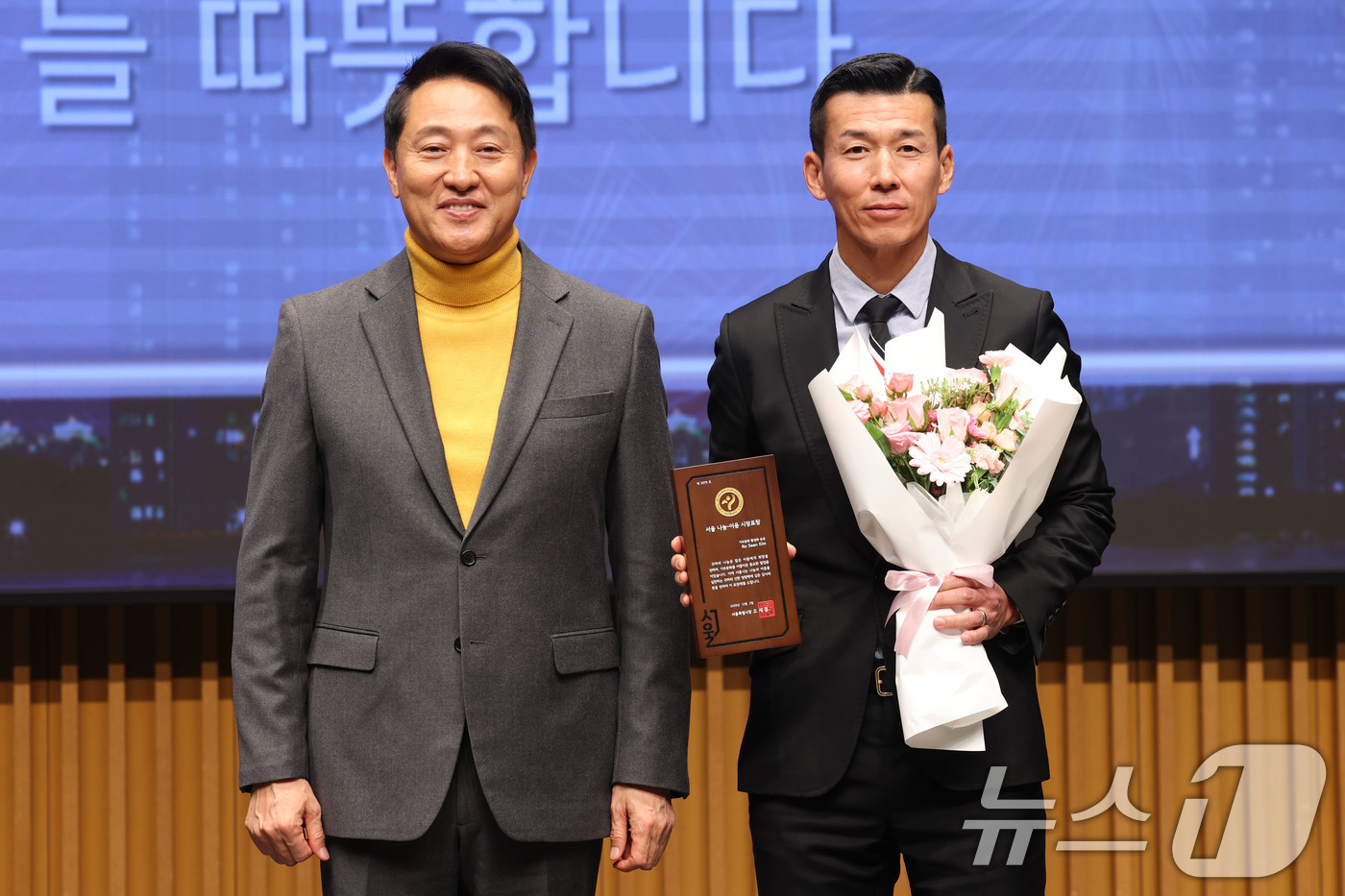 (서울=뉴스1) 이광호 기자 = 오세훈 서울시장이 2일 오전 서울 중구 서울시청에서 열린 2025 서울 나눔-이음 기념식에서 기부 문화 활성화 유공 표창 수상자인 가수 션과 기념촬 …