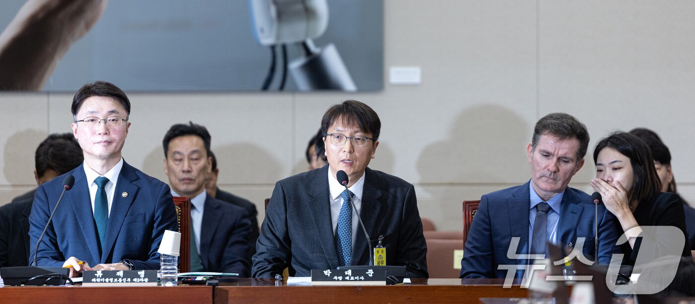 본문 이미지 - 박대준 쿠팡 대표이사가 2일 서울 여의도 국회에서 열린 제429회국회&#40;정기회&#41; 과학기술정보방송통신위원회 제18차 전체회의에 출석해 의원 질의에 답변하고 있다. 2025.12.2/뉴스1 ⓒ News1 이승배 기자