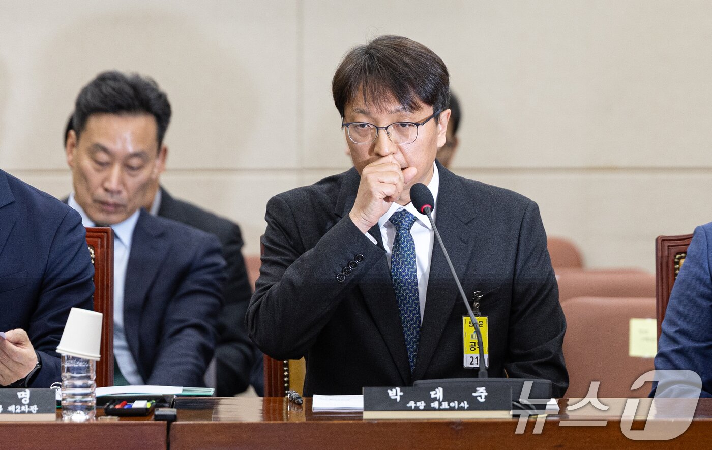 본문 이미지 - 박대준 쿠팡 대표이사가 2일 서울 여의도 국회에서 열린 제429회국회&#40;정기회&#41; 과학기술정보방송통신위원회 제18차 전체회의에 출석해 기침하고 있다. 2025.12.2/뉴스1 ⓒ News1 이승배 기자