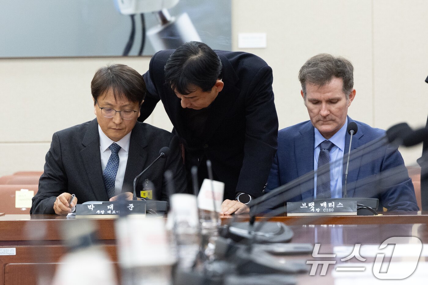 본문 이미지 - 박대준 쿠팡 대표이사가 2일 서울 여의도 국회에서 열린 제429회국회&#40;정기회&#41; 과학기술정보방송통신위원회 제18차 전체회의에 출석해 자료를 살펴보고 있다. 2025.12.2/뉴스1 ⓒ News1 이승배 기자