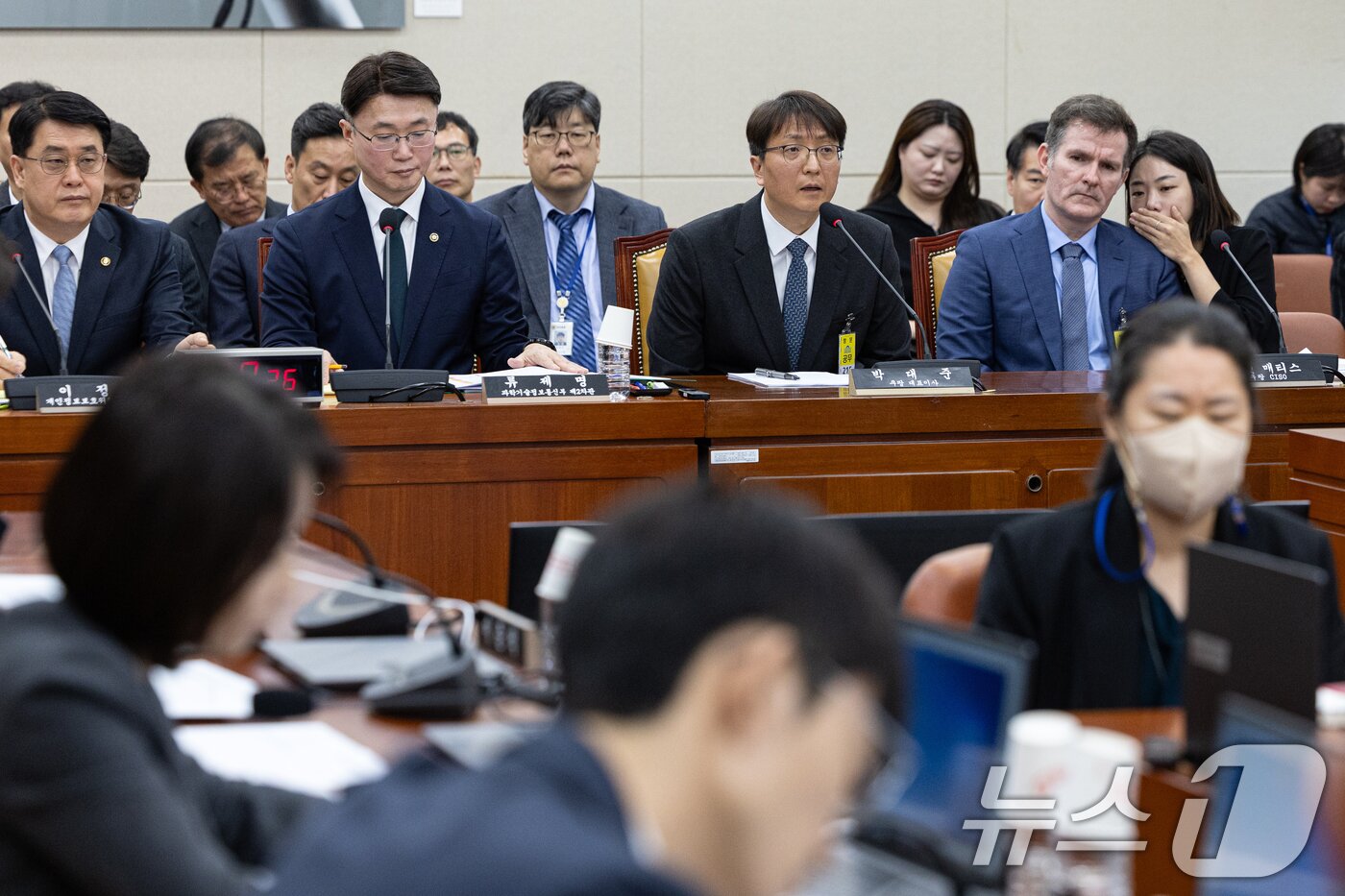 본문 이미지 - 박대준 쿠팡 대표이사가 2일 서울 여의도 국회에서 열린 제429회국회&#40;정기회&#41; 과학기술정보방송통신위원회 제18차 전체회의에 출석해 의원 질의에 답변하고 있다. 2025.12.2/뉴스1 ⓒ News1 이승배 기자