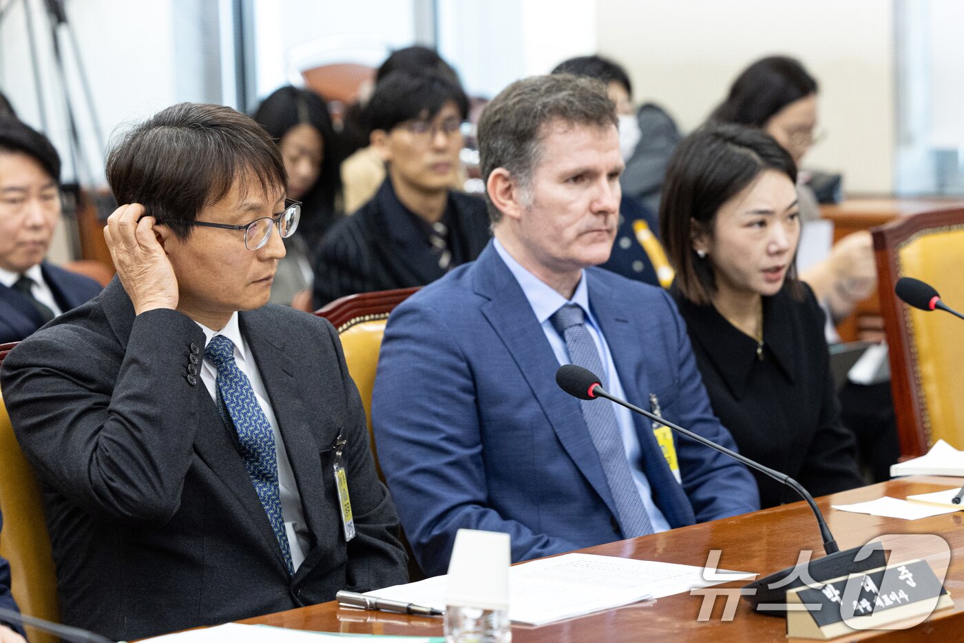 본문 이미지 - 박대준 쿠팡 대표이사가 2일 서울 여의도 국회에서 열린 제429회국회&#40;정기회&#41; 과학기술정보방송통신위원회 제18차 전체회의에 출석해 머리를 만지고 있다. 2025.12.2/뉴스1 ⓒ News1 이승배 기자