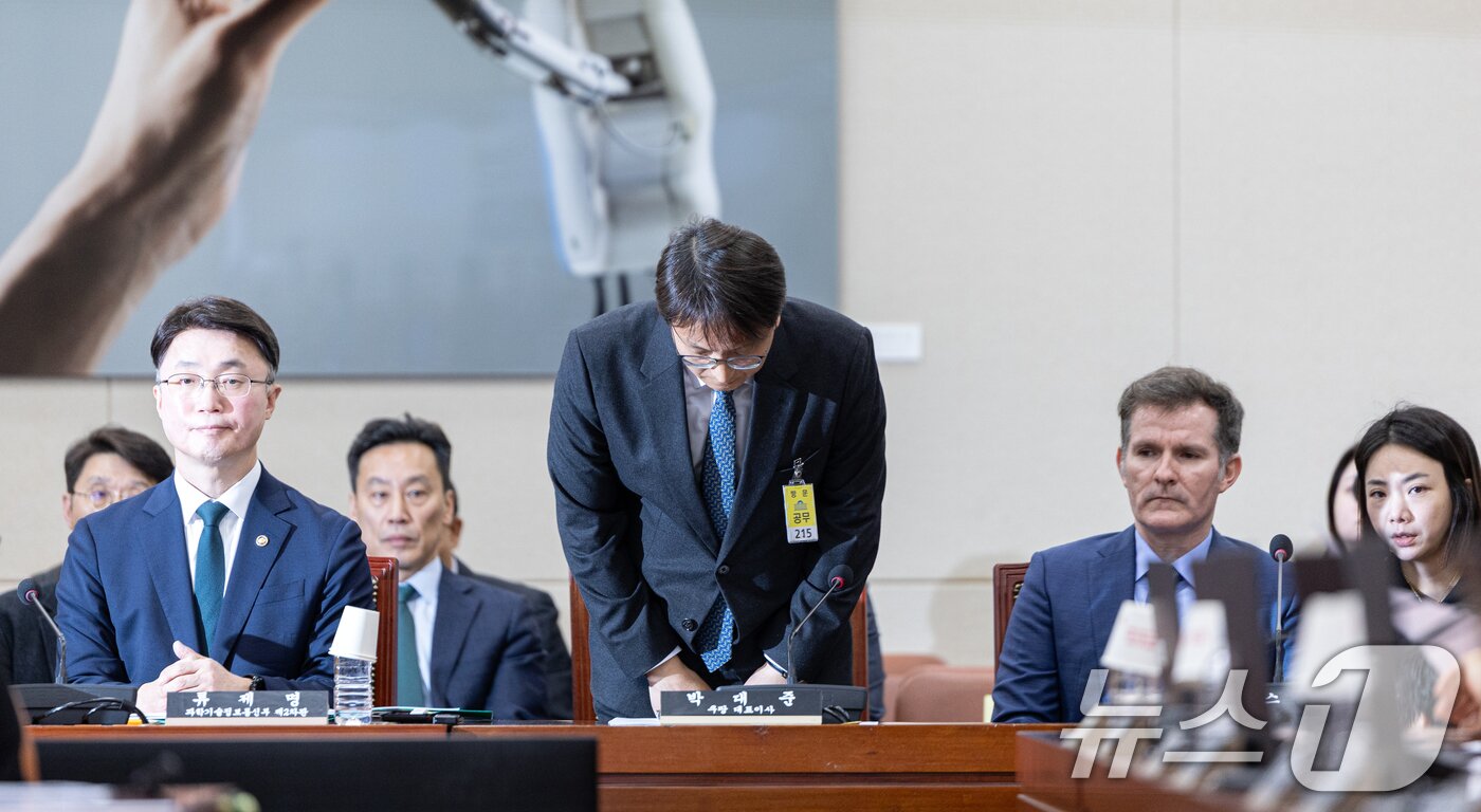 본문 이미지 - 박대준 쿠팡 대표이사가 2일 서울 여의도 국회에서 열린 제429회국회&#40;정기회&#41; 과학기술정보방송통신위원회 제18차 전체회의에 출석해 고개 숙여 인사하고 있다. 2025.12.2/뉴스1 ⓒ News1 이승배 기자