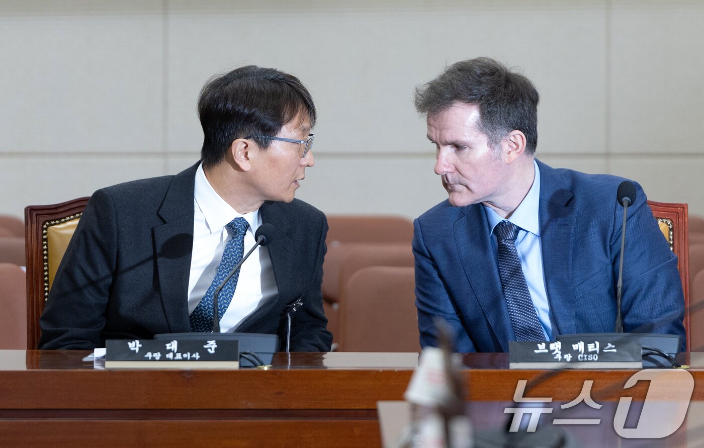 본문 이미지 - 박대준 쿠팡 대표이사가 2일 서울 여의도 국회에서 열린 제429회국회&#40;정기회&#41; 과학기술정보방송통신위원회 제18차 전체회의에 출석해 브랫 매티스 최고정보보호책임자와 대화하고 있다. 2025.12.2/뉴스1 ⓒ News1 이승배 기자