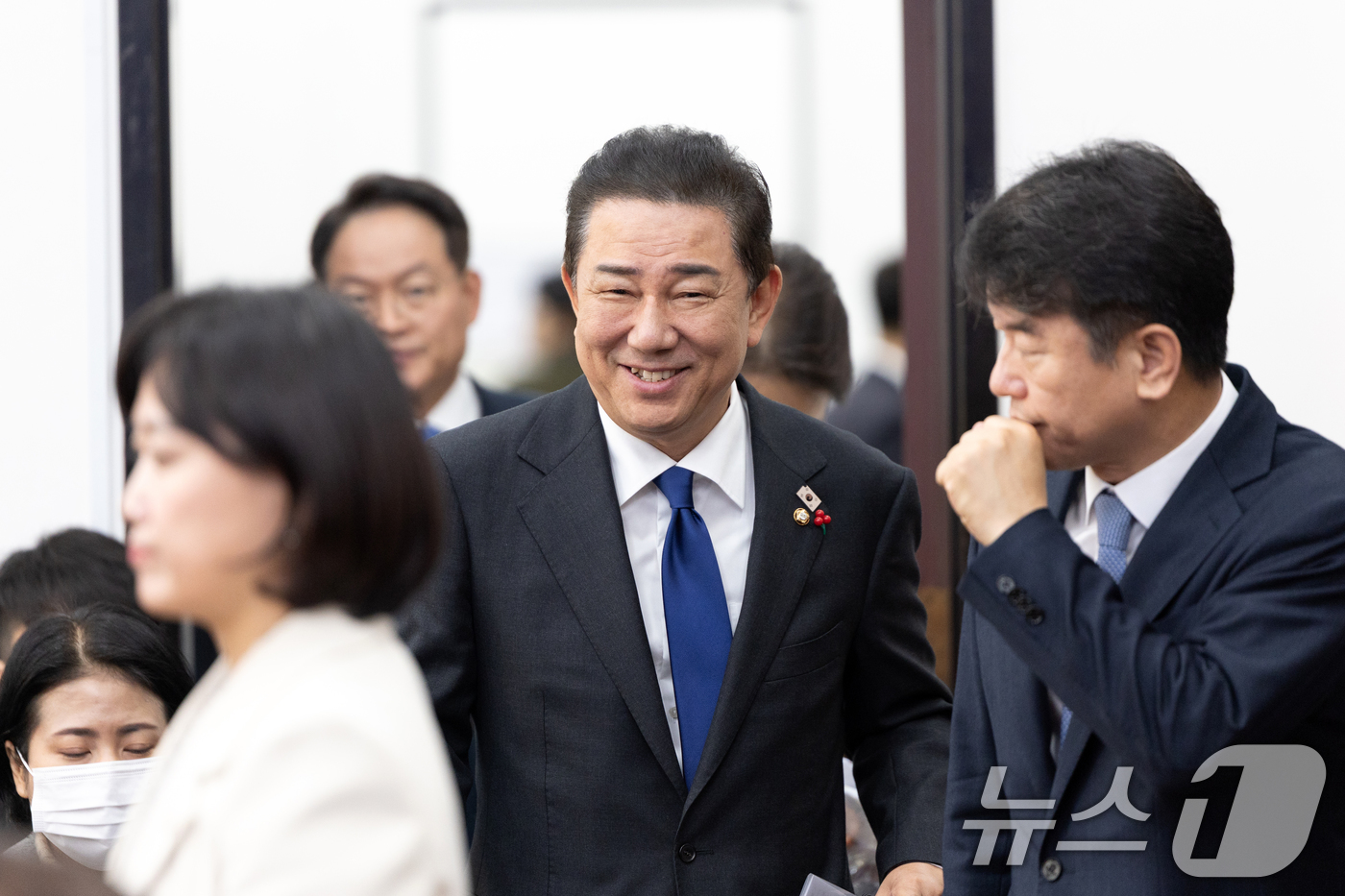 (서울=뉴스1) 이승배 기자 = 김병기 더불어민주당 원내대표가 2일 서울 여의도 국회에서 열린 원내대책회의에 참석하고 있다. 2025.12.2/뉴스1