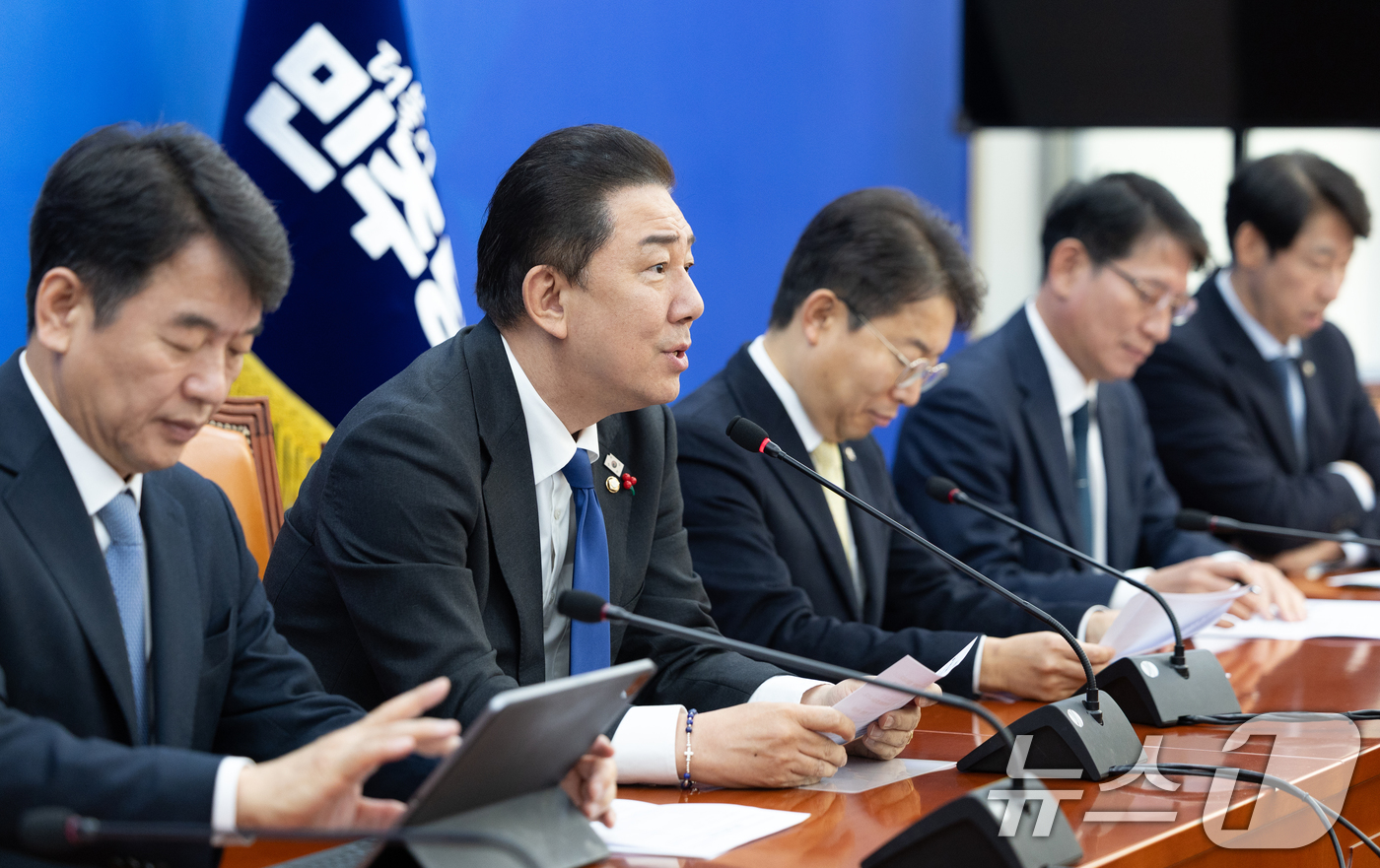 (서울=뉴스1) 이승배 기자 = 김병기 더불어민주당 원내대표가 2일 서울 여의도 국회에서 열린 원내대책회의에서 모두발언하고 있다. 2025.12.2/뉴스1