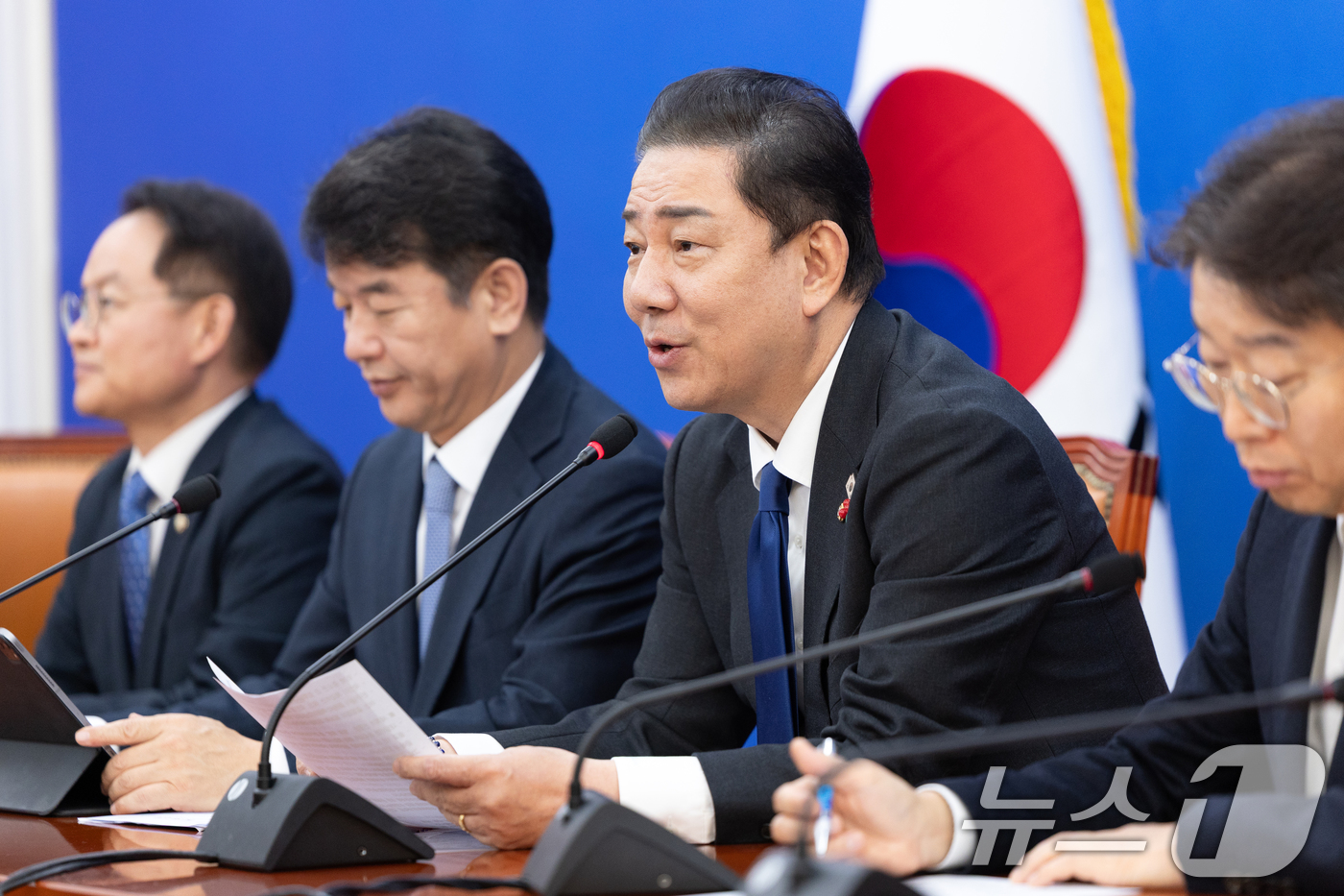 (서울=뉴스1) 이승배 기자 = 김병기 더불어민주당 원내대표가 2일 서울 여의도 국회에서 열린 원내대책회의에서 모두발언하고 있다. 2025.12.2/뉴스1