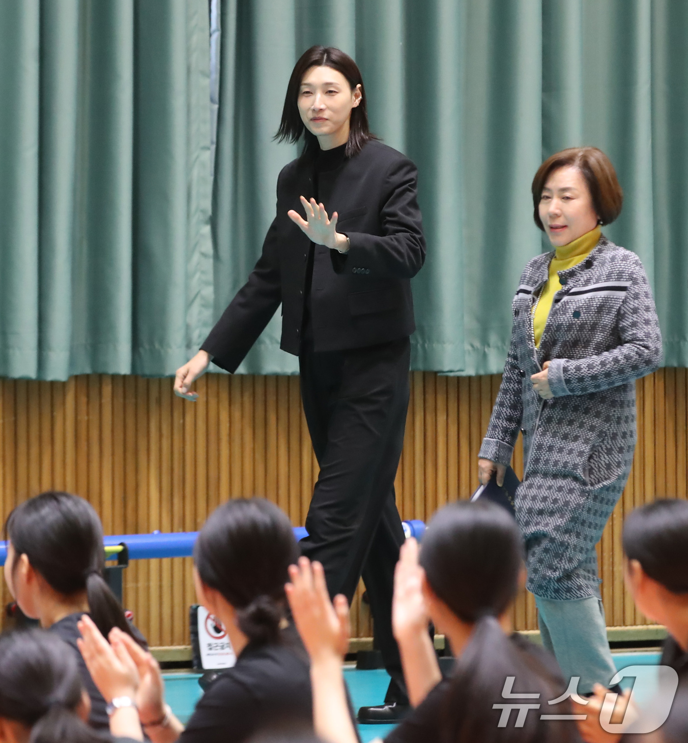 (부산=뉴스1) 윤일지 기자 = 세계도핑방지기구(WADA) 총회 홍보대사인 김연경 한국도핑방지위원회(KADA) 선수 위원이 2일 부산 동구 경남여중에서 경남여중·고 배구부 선수를 …