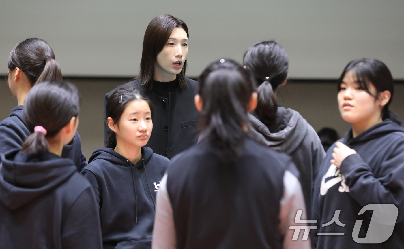 (부산=뉴스1) 윤일지 기자 = 세계도핑방지기구(WADA) 총회 홍보대사인 김연경 한국도핑방지위원회(KADA) 선수 위원이 2일 부산 동구 경남여중에서 경남여중·고 배구부 선수를 …