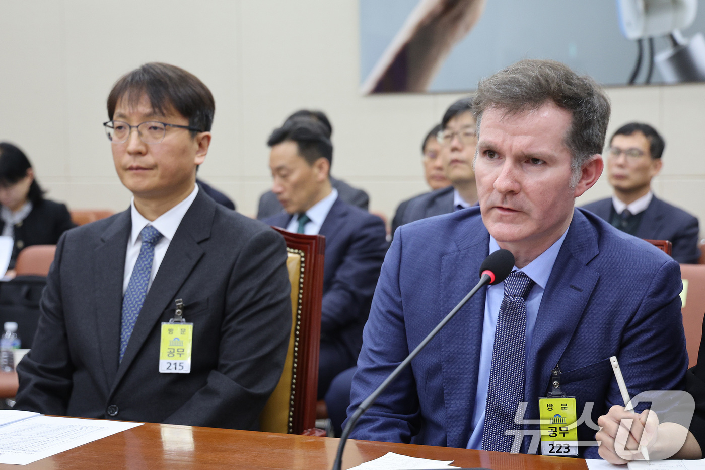 (서울=뉴스1) 신웅수 기자 = 브랫 매티스 쿠팡 최고정보보안책임자(CISO)가 2일 서울 여의도 국회 과학기술정보방송통신위원회에서 열린 쿠팡 침해사고 관련 현안 질의에서 의원 질 …