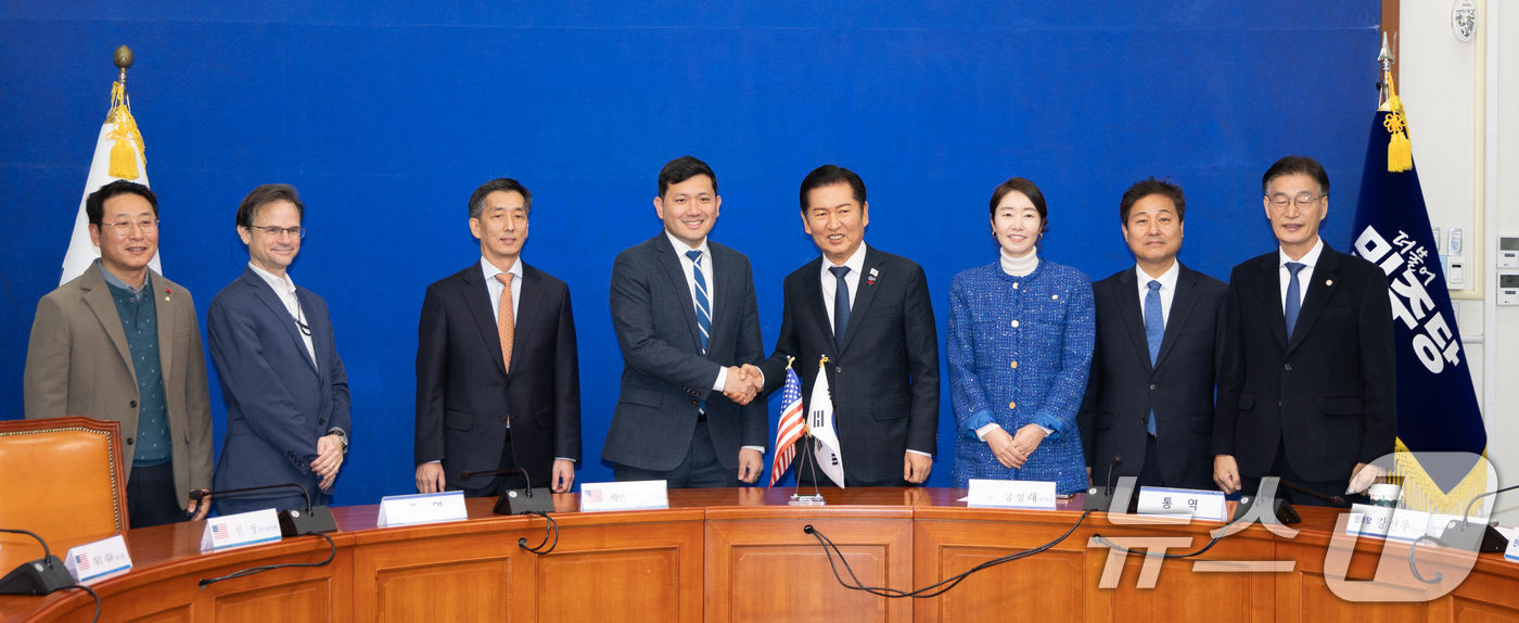 (서울=뉴스1) 이승배 기자 = 정청래 더불어민주당 대표가 2일 서울 여의도 국회에서 케빈 김 주한미국대사대리를 접견하고 있다. 2025.12.2/뉴스1