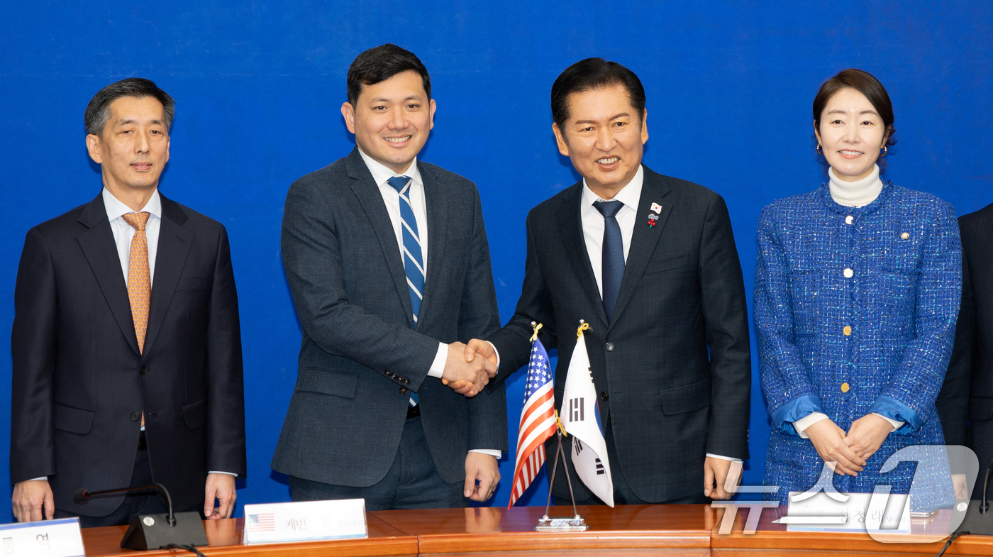 (서울=뉴스1) 이승배 기자 = 정청래 더불어민주당 대표가 2일 서울 여의도 국회에서 케빈 김 주한미국대사대리를 접견하고 있다. 2025.12.2/뉴스1