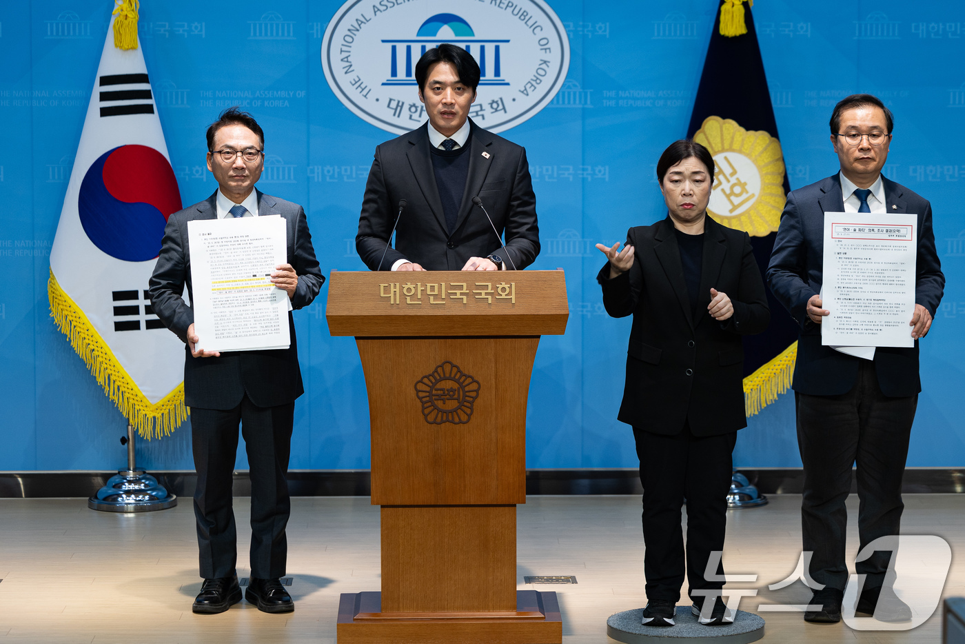 (서울=뉴스1) 유승관 기자 = 한준호 더불어민주당 정치검찰 조작기소대응특별위원회 위원장을 비롯한 위원들이 2일 서울 여의도 국회 소통관에서 '연어 술파티' 법무부 특별점검 결과 …