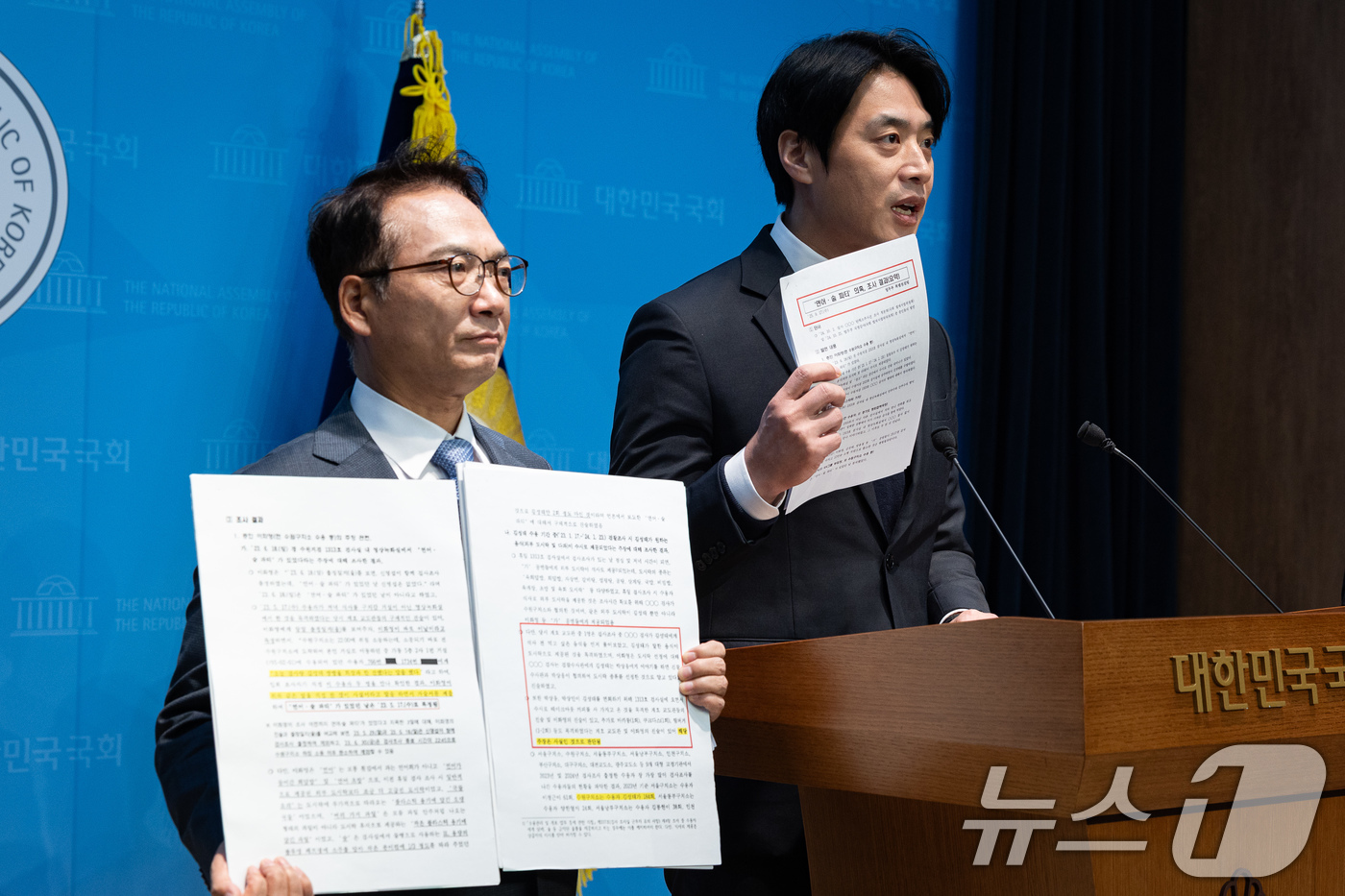 (서울=뉴스1) 유승관 기자 = 한준호 더불어민주당 정치검찰 조작기소대응특별위원회 위원장을 비롯한 위원들이 2일 서울 여의도 국회 소통관에서 '연어 술파티' 법무부 특별점검 결과 …