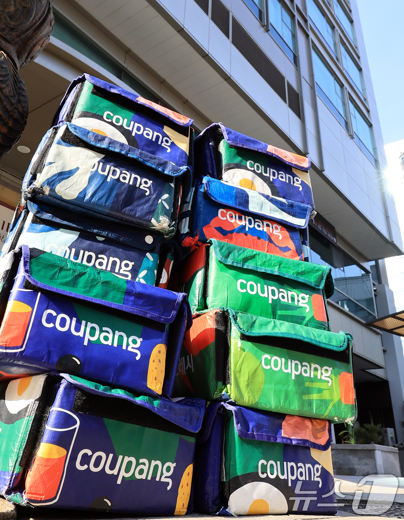 (서울=뉴스1) 이호윤 기자 = 국내 최대 이커머스 업체 쿠팡에서 역대 최대 규모인 약 3370만 개의 고객 계정 정보 유출 사고가 발생했다. 이번 유출에는 이름·전화번호·배송지 …