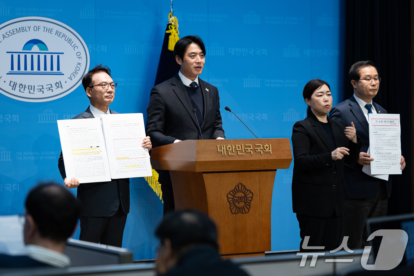 (서울=뉴스1) 유승관 기자 = 한준호 더불어민주당 정치검찰 조작기소대응특별위원회 위원장을 비롯한 위원들이 2일 서울 여의도 국회 소통관에서 '연어 술파티' 법무부 특별점검 결과 …