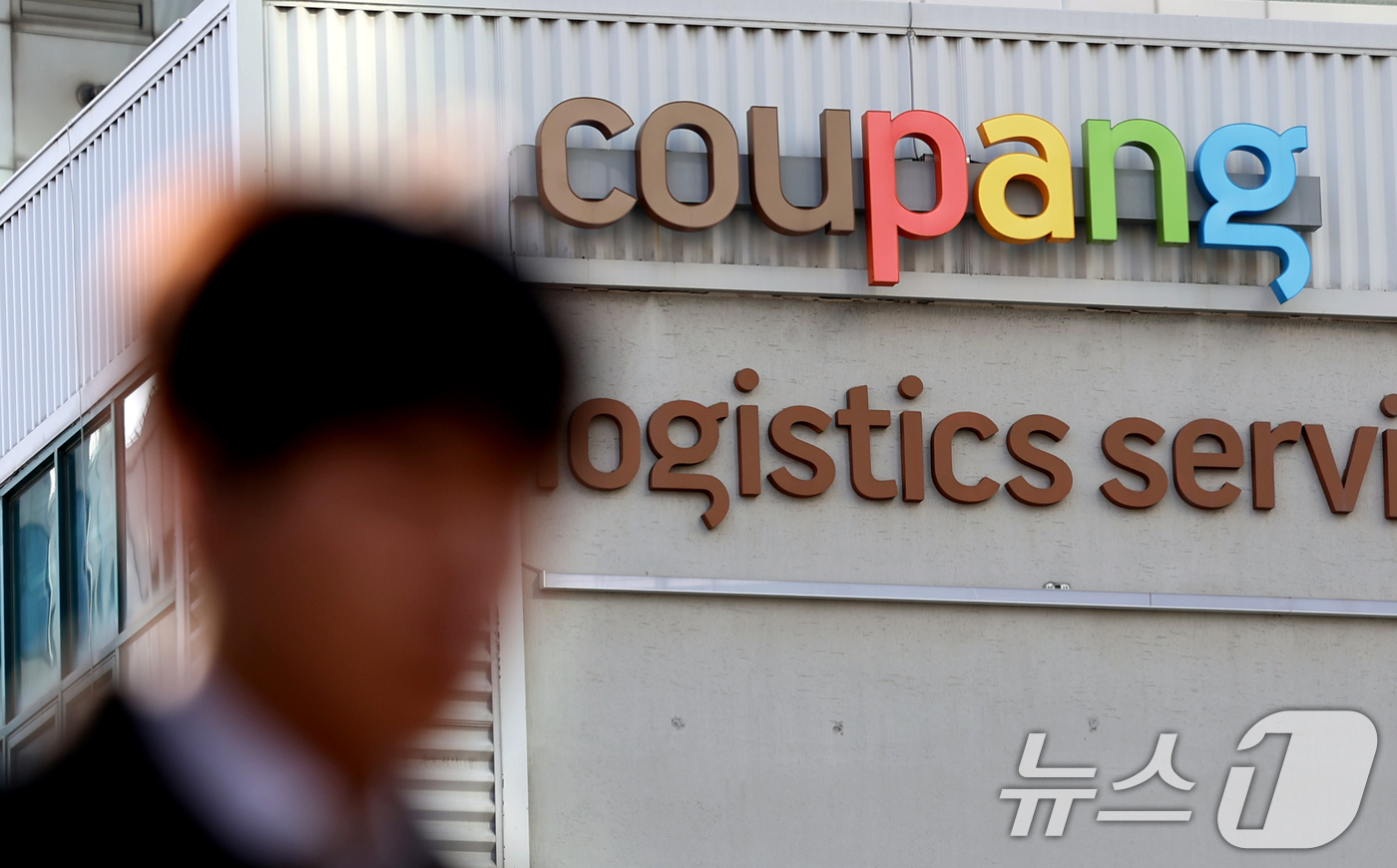 (서울=뉴스1) 이호윤 기자 = 국내 최대 이커머스 업체 쿠팡에서 역대 최대 규모인 약 3370만 개의 고객 계정 정보 유출 사고가 발생했다. 이번 유출에는 이름·전화번호·배송지 …