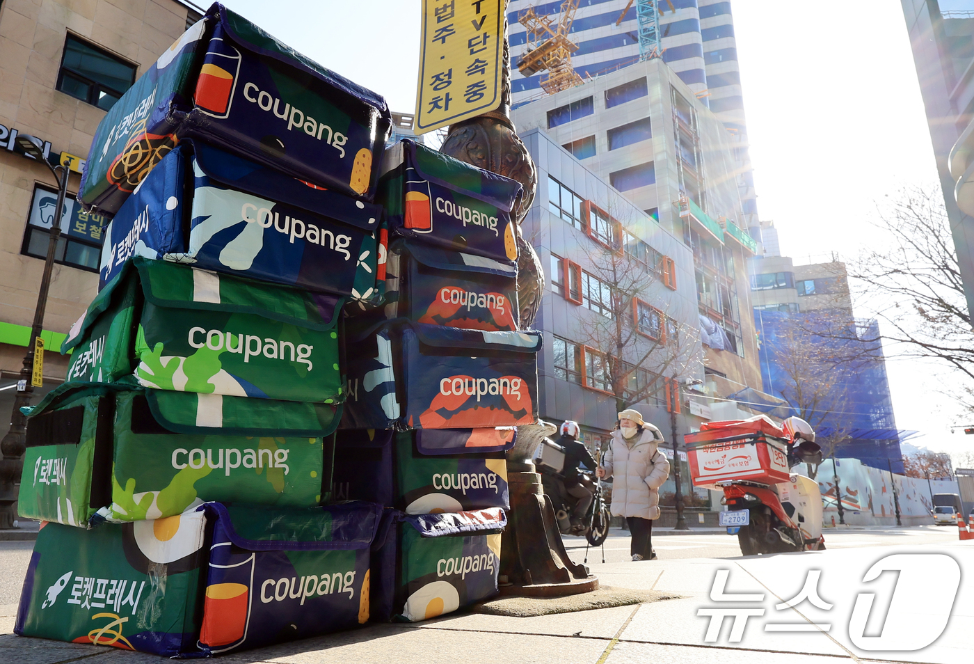 (서울=뉴스1) 이호윤 기자 = 국내 최대 이커머스 업체 쿠팡에서 역대 최대 규모인 약 3370만 개의 고객 계정 정보 유출 사고가 발생했다. 이번 유출에는 이름·전화번호·배송지 …