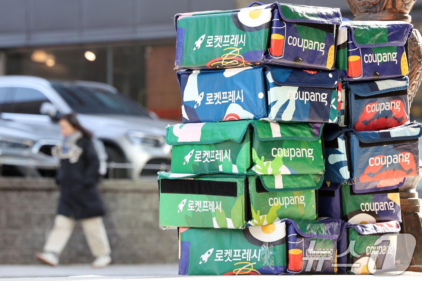 본문 이미지 - 2일 서울 중구 한 빌딩 앞에 쿠팡 배송박스들이 쌓여 있다. 2025.12.2/뉴스1 ⓒ News1 이호윤 기자
