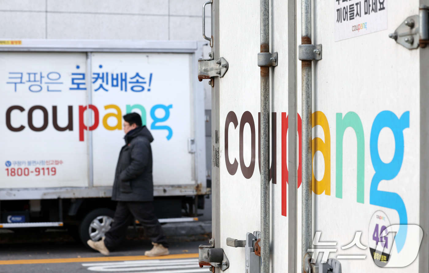 (서울=뉴스1) 이호윤 기자 = 국내 최대 이커머스 업체 쿠팡에서 역대 최대 규모인 약 3370만 개의 고객 계정 정보 유출 사고가 발생했다. 이번 유출에는 이름·전화번호·배송지 …