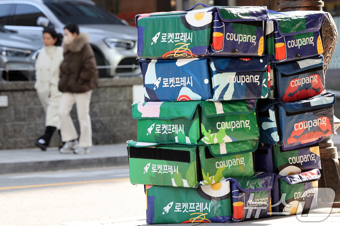 (서울=뉴스1) 이호윤 기자 = 국내 최대 이커머스 업체 쿠팡에서 역대 최대 규모인 약 3370만 개의 고객 계정 정보 유출 사고가 발생했다. 이번 유출에는 이름·전화번호·배송지 …