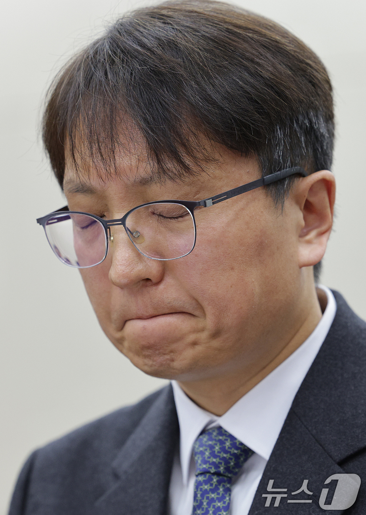 (서울=뉴스1) 신웅수 기자 = 박대준 쿠팡 대표이사가 2일 서울 여의도 국회 과학기술정보방송통신위원회에서 열린 쿠팡 침해사고 관련 현안 질의에서 생각에 잠겨 있다. 2025.12 …