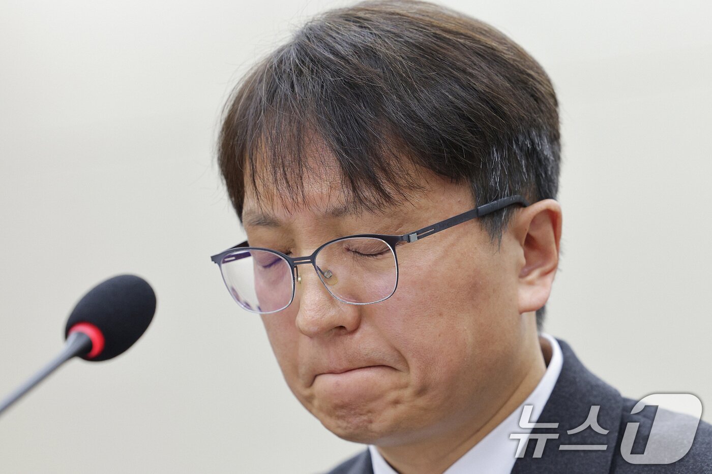 본문 이미지 - 박대준 쿠팡 대표이사가 2일 서울 여의도 국회 과학기술정보방송통신위원회에서 열린 쿠팡 침해사고 관련 현안 질의에서 생각에 잠겨 있다. 2025.12.2/뉴스1 ⓒ News1 신웅수 기자