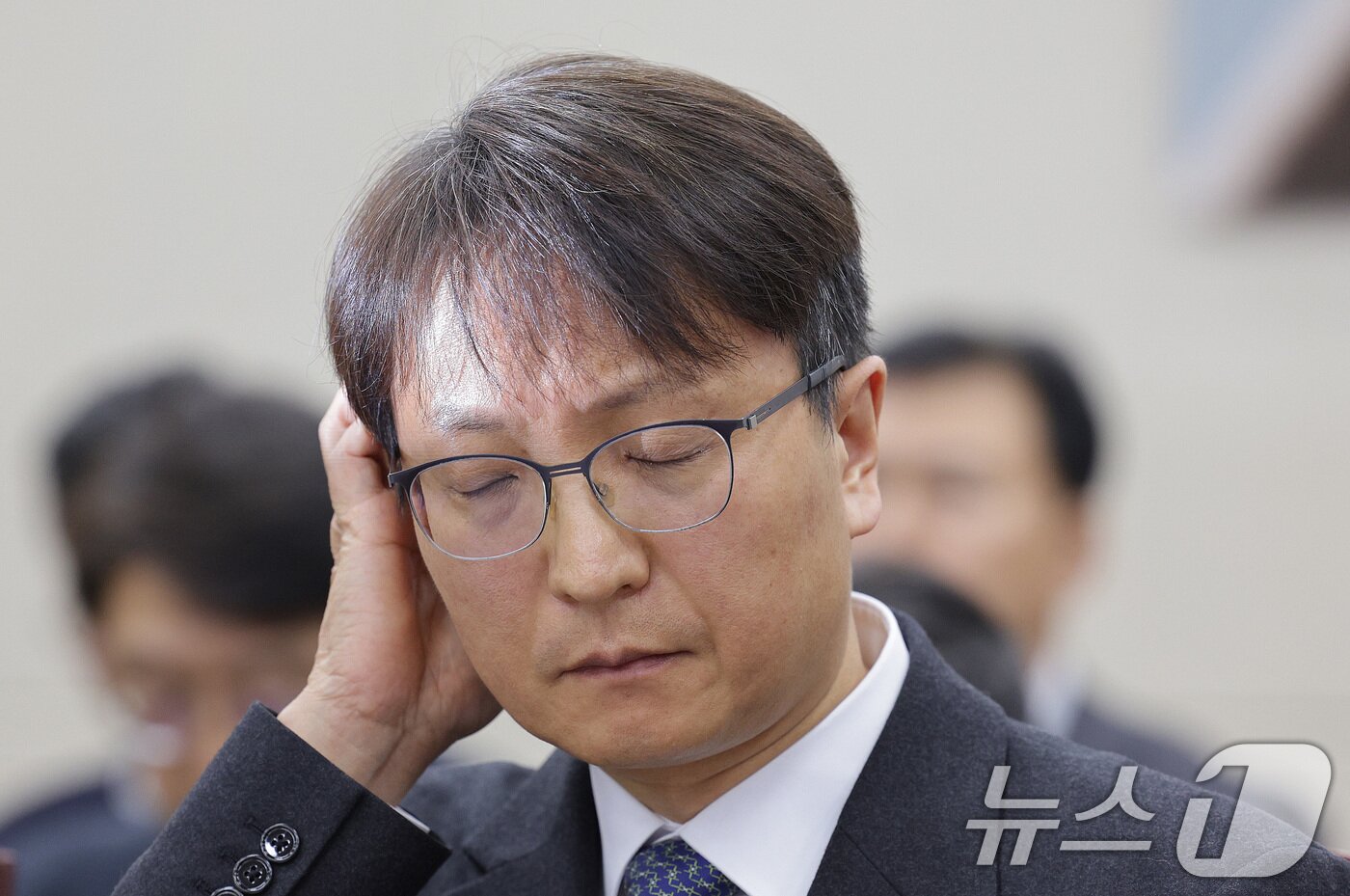 본문 이미지 - 박대준 쿠팡 대표이사가 2일 서울 여의도 국회 과학기술정보방송통신위원회에서 열린 쿠팡 침해사고 관련 현안 질의에서 생각에 잠겨 있다. 2025.12.2/뉴스1 ⓒ News1 신웅수 기자