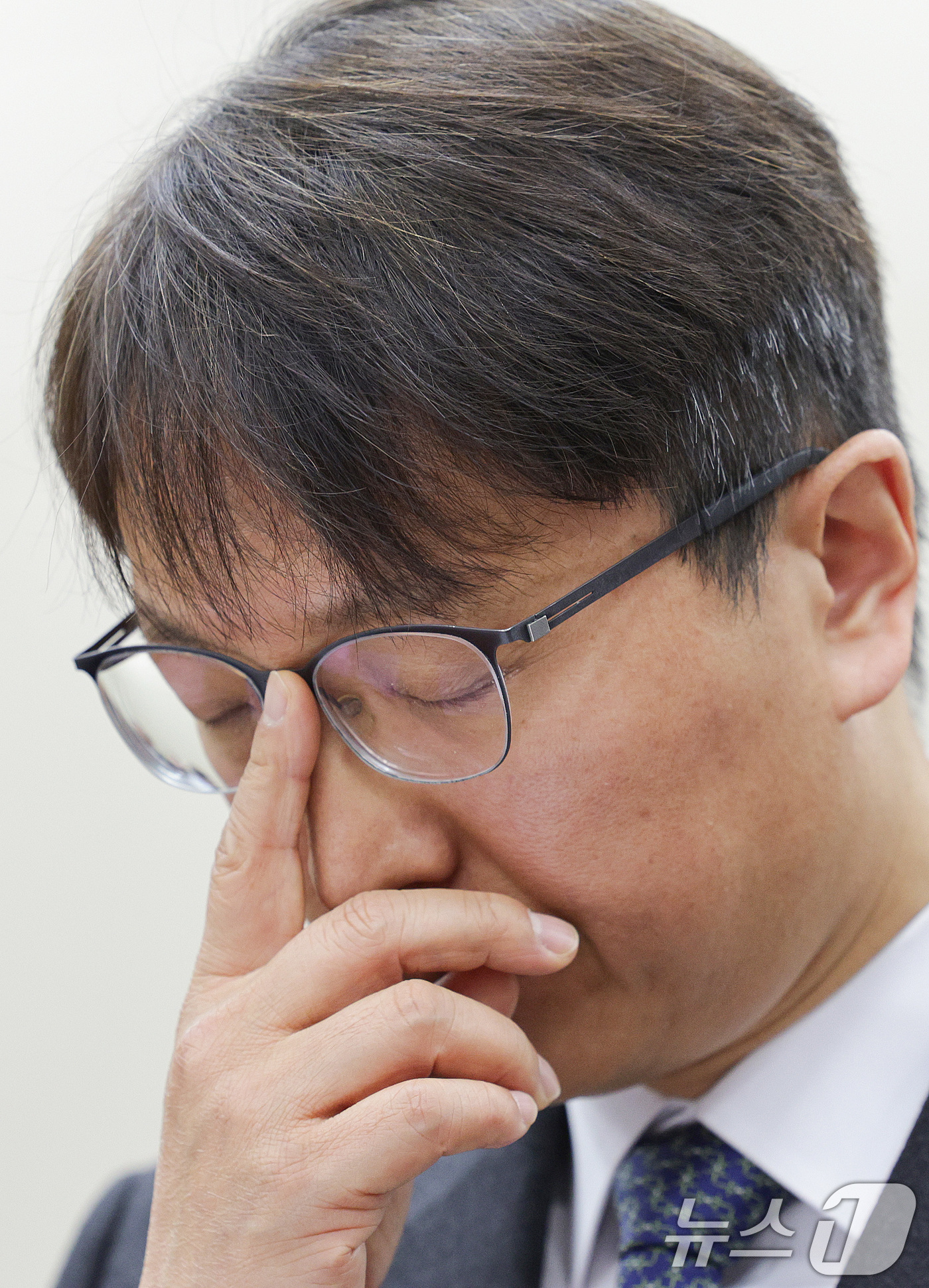 (서울=뉴스1) 신웅수 기자 = 박대준 쿠팡 대표이사가 2일 서울 여의도 국회 과학기술정보방송통신위원회에서 열린 쿠팡 침해사고 관련 현안 질의에서 생각에 잠겨 있다. 2025.12 …