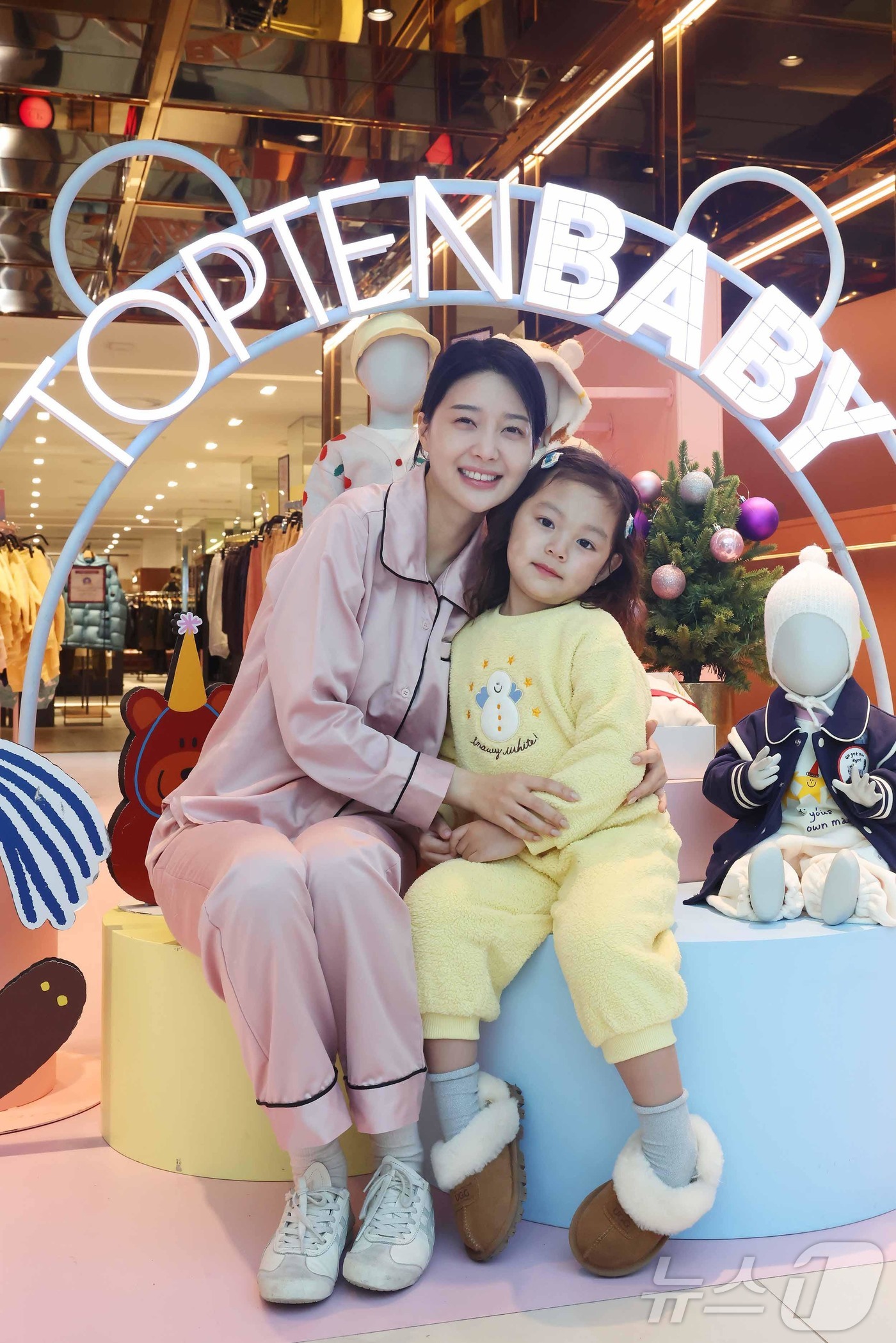 (서울=뉴스1) = 신세계백화점이 오늘 18일까지 서울 영등포 타임스퀘어점 5층 행사장에서 탑텐 베이비 팝업스토어를 열고 아이들의 방한 의류를 선보인다고 2일 밝혔다. 사진은 모델 …