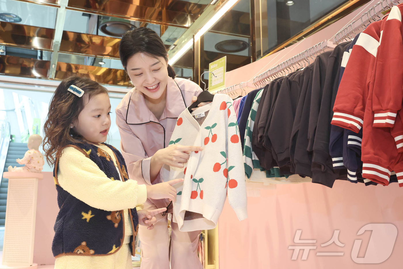 (서울=뉴스1) = 신세계백화점이 오늘 18일까지 서울 영등포 타임스퀘어점 5층 행사장에서 탑텐 베이비 팝업스토어를 열고 아이들의 방한 의류를 선보인다고 2일 밝혔다. 사진은 모델 …