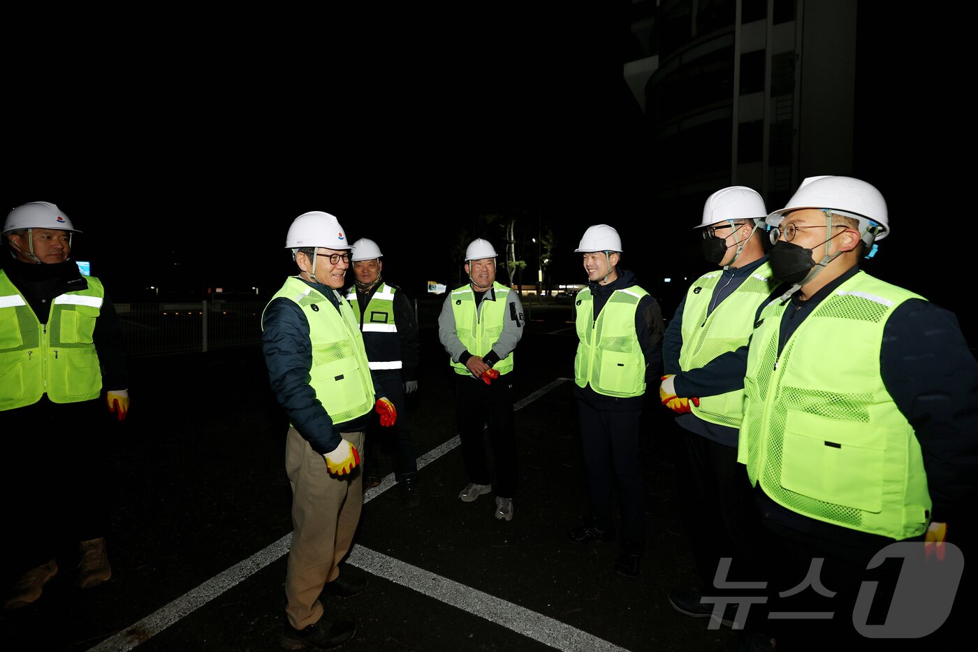 본문 이미지 - 김홍규 강원 강릉시장이 2일 새벽 강릉커피거리 일대 생활쓰레기 수거 현장을 찾아 수거 작업 과정을 살피고 있다. 김 시장은 이날 수거업체 직원들과 간담회를 열고 근무 여건과 안전장비 확충 등 현장 애로사항을 청취했다. &#40;강릉시 제공, 재판매 및 DB 금지&#41; 2025.12.2/뉴스1 ⓒ News1 윤왕근 기자