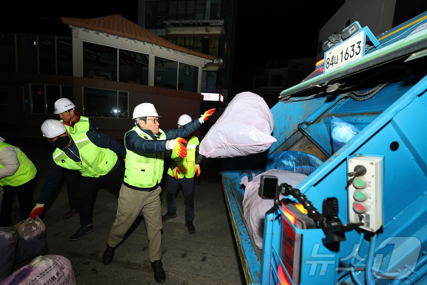 (강릉=뉴스1) 윤왕근 기자 = 김홍규 강원 강릉시장이 2일 새벽 강릉커피거리 일대 생활쓰레기 수거 현장을 찾아 수거 작업 과정을 살피고 있다. 김 시장은 이날 수거업체 직원들과 …