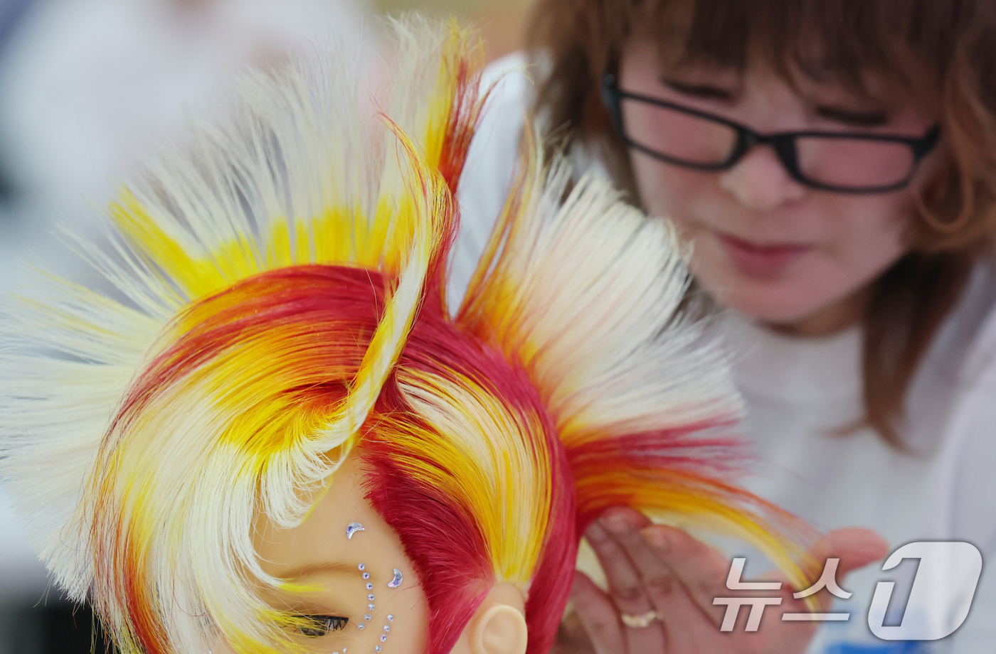 (대전=뉴스1) 김기태 기자 = 2일 대전컨벤션센터 제2전시장에서 열린 국제한국미용페스티벌 대회 참가자들이 기량을 겨루고 있다.올해는 중국, 대만, 마카오, 인도네시아, 베트남 등 …