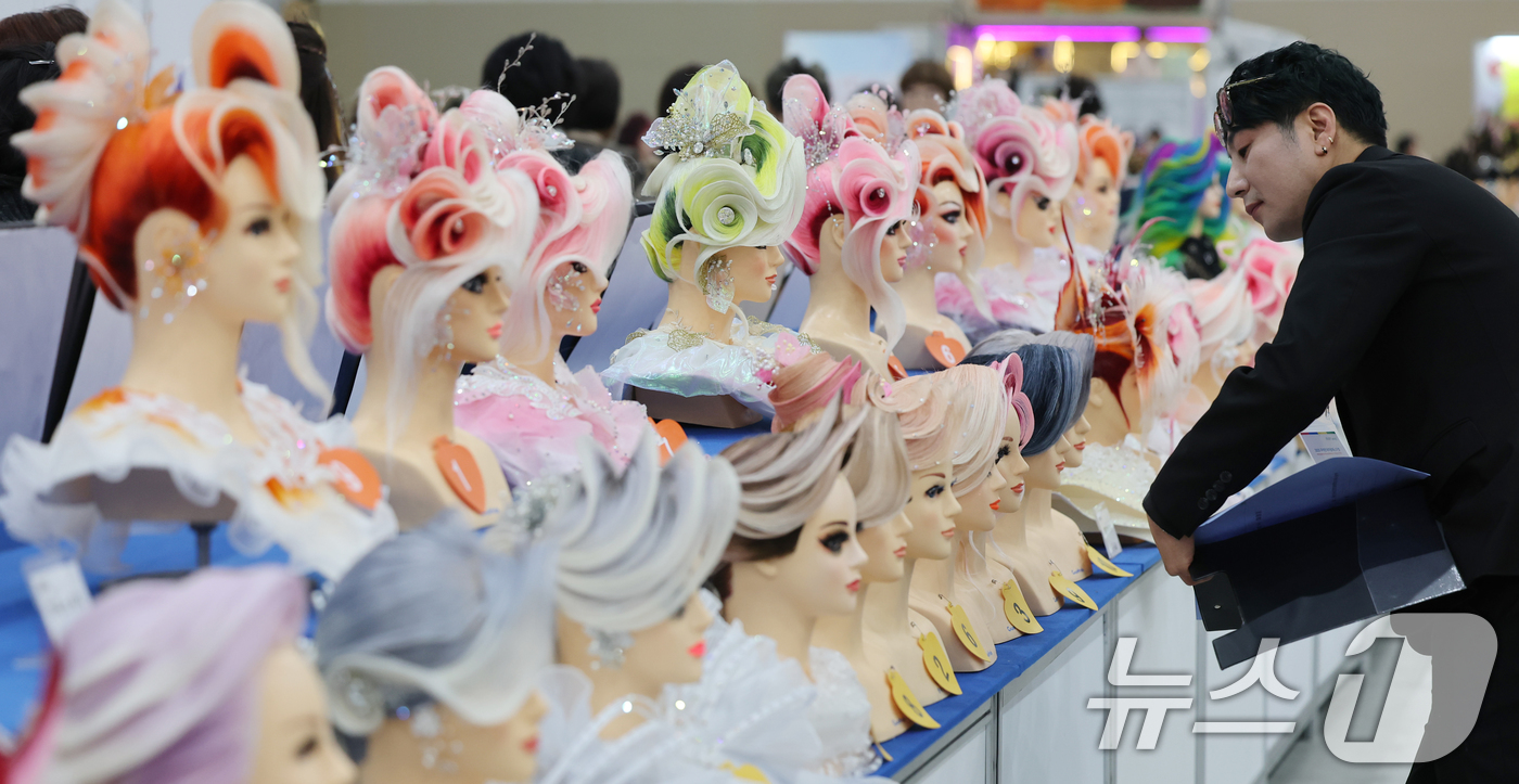 (대전=뉴스1) 김기태 기자 = 2일 대전컨벤션센터 제2전시장에서 열린 국제한국미용페스티벌에서 심사위원이 작품을 심사하고 있다.올해는 중국, 대만, 마카오, 인도네시아, 베트남 등 …