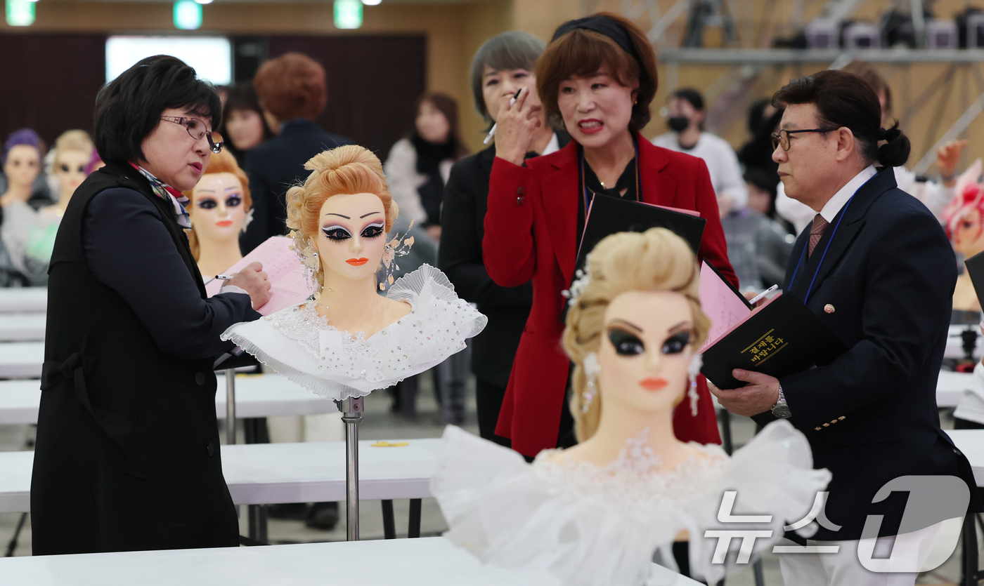 (대전=뉴스1) 김기태 기자 = 2일 대전컨벤션센터 제2전시장에서 열린 국제한국미용페스티벌에서 심사위원이 작품을 심사하고 있다.올해는 중국, 대만, 마카오, 인도네시아, 베트남 등 …