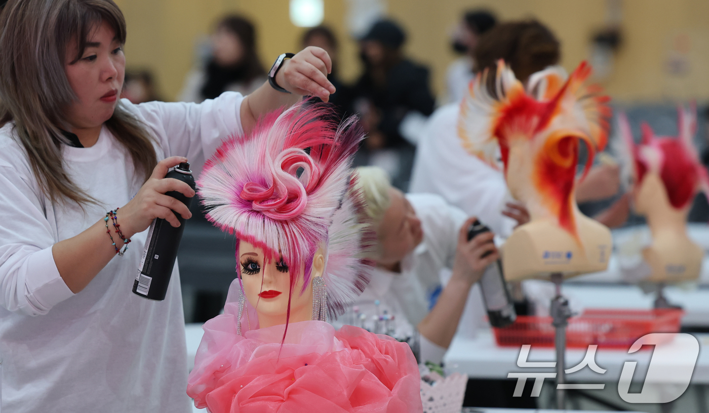 (대전=뉴스1) 김기태 기자 = 2일 대전컨벤션센터 제2전시장에서 열린 국제한국미용페스티벌 대회 참가자들이 기량을 겨루고 있다.올해는 중국, 대만, 마카오, 인도네시아, 베트남 등 …