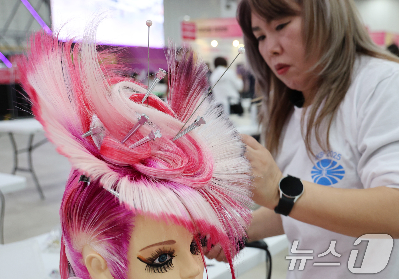 (대전=뉴스1) 김기태 기자 = 2일 대전컨벤션센터 제2전시장에서 열린 국제한국미용페스티벌 대회 참가자들이 기량을 겨루고 있다.올해는 중국, 대만, 마카오, 인도네시아, 베트남 등 …
