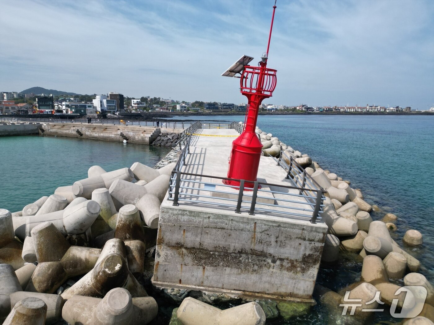본문 이미지 - 제주시 애월읍 고내포구 방파제 일부가 끊긴 모습.(제주지방해양경찰청 제공. 재판매 및 DB 금지)