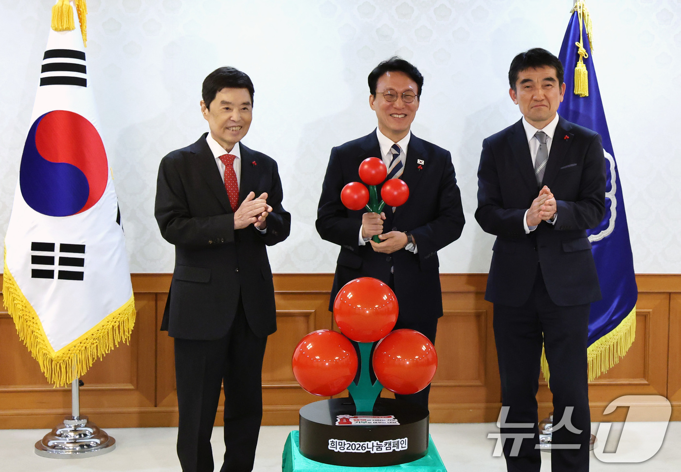 (서울=뉴스1) 임세영 기자 = 김민석 국무총리가 2일 서울 종로구 정부서울청사에서 열린 사랑의 열매 전달식에서 기념촬영을 하고 있다.왼쪽부터 김병준 사회복지공동모금회 회장, 김 …