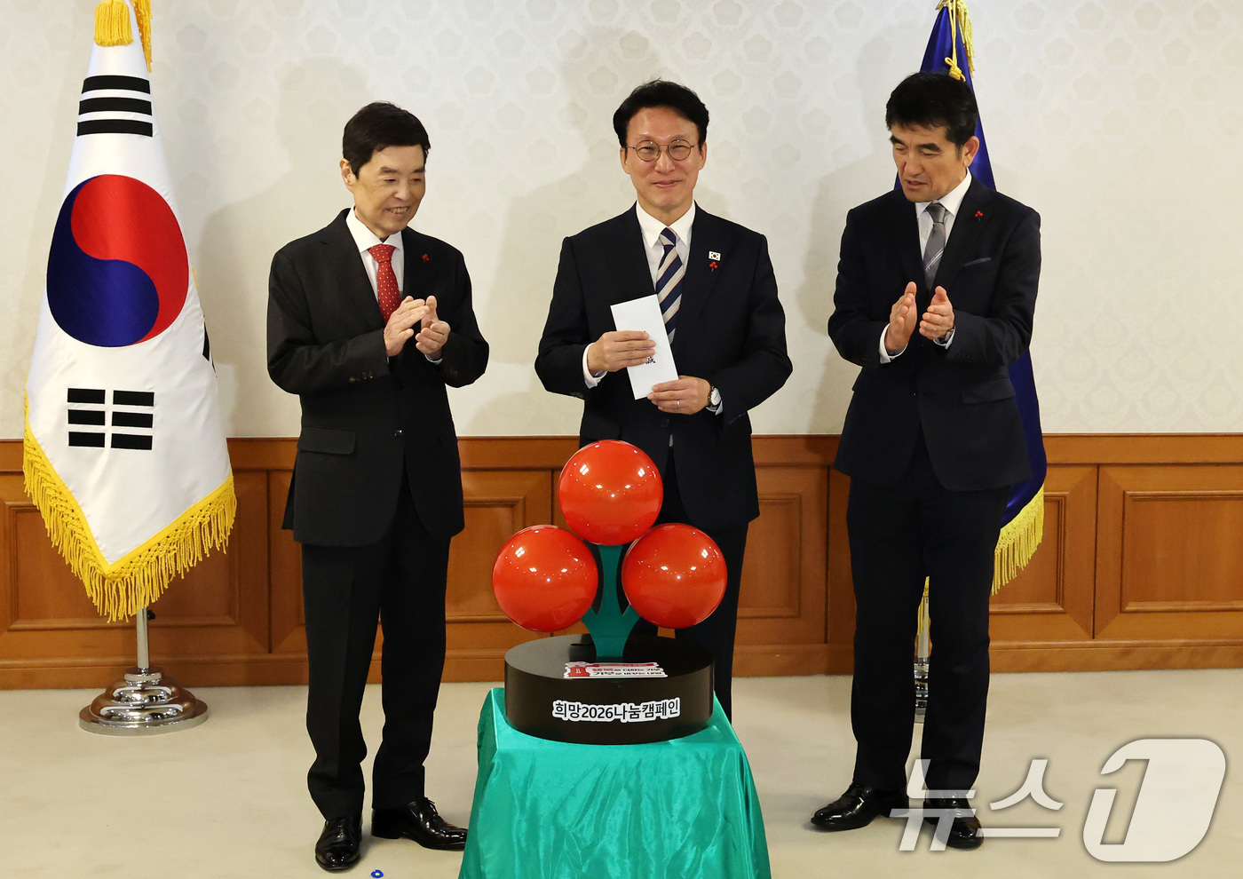 (서울=뉴스1) 임세영 기자 = 김민석 국무총리가 2일 서울 종로구 정부서울청사에서 열린 사랑의 열매 전달식에서 성금을 전달하고 있다.왼쪽부터 김병준 사회복지공동모금회 회장, 김 …