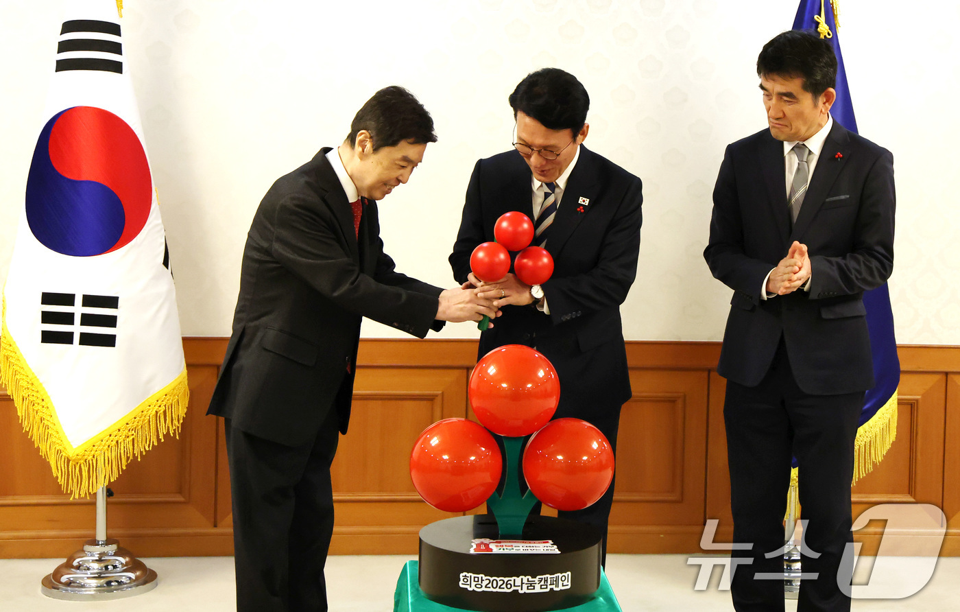 (서울=뉴스1) 임세영 기자 = 김민석 국무총리가 2일 서울 종로구 정부서울청사에서 열린 사랑의 열매 전달식에서 김병준 사회복지공동모금회 회장으로부터 사랑의 열매 모형을 전달 받고 …