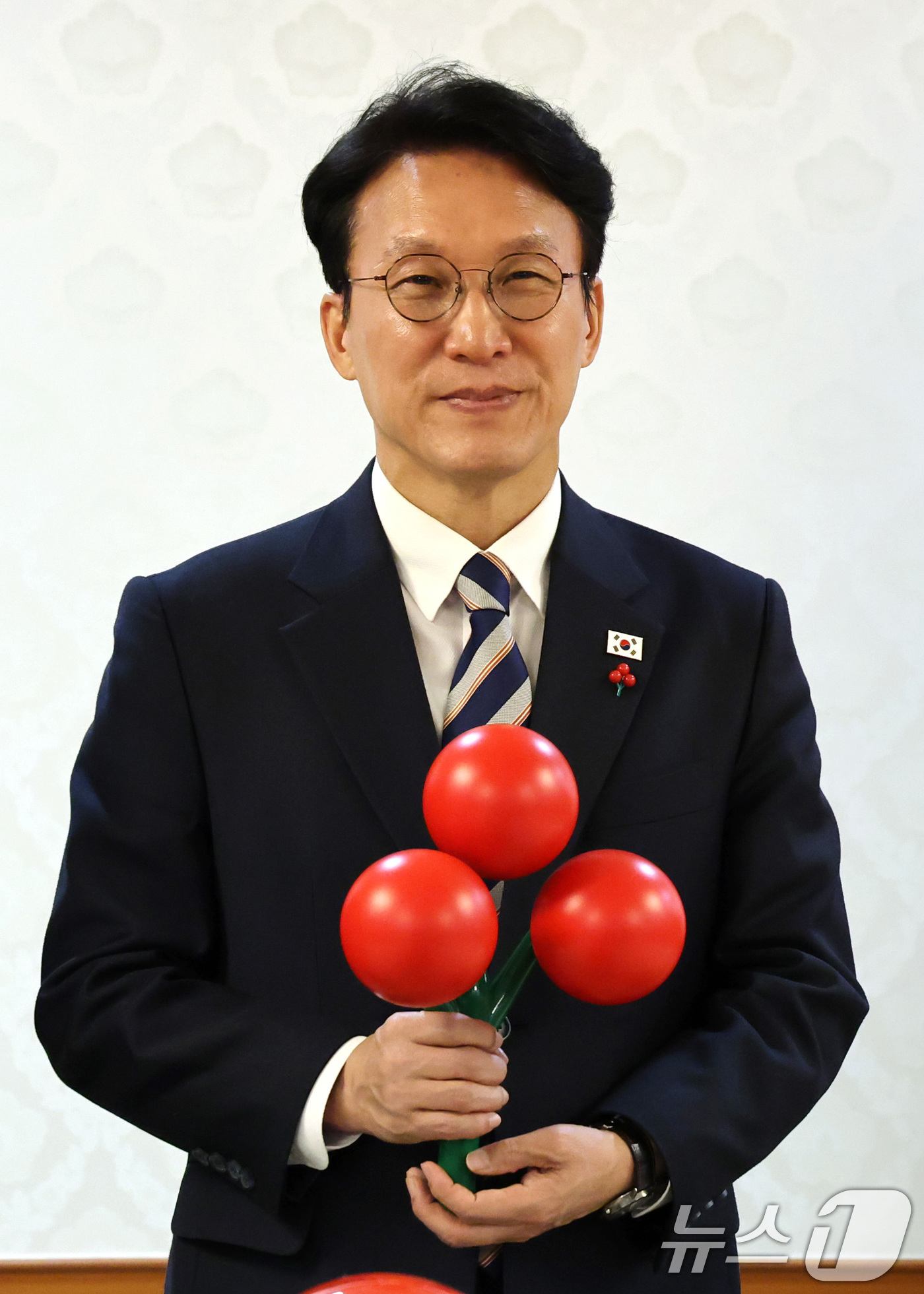 (서울=뉴스1) 임세영 기자 = 김민석 국무총리가 2일 서울 종로구 정부서울청사에서 열린 사랑의 열매 전달식에서 사랑의 열매 모형을 들고 기념촬영을 하고 있다. 2025.12.2/ …