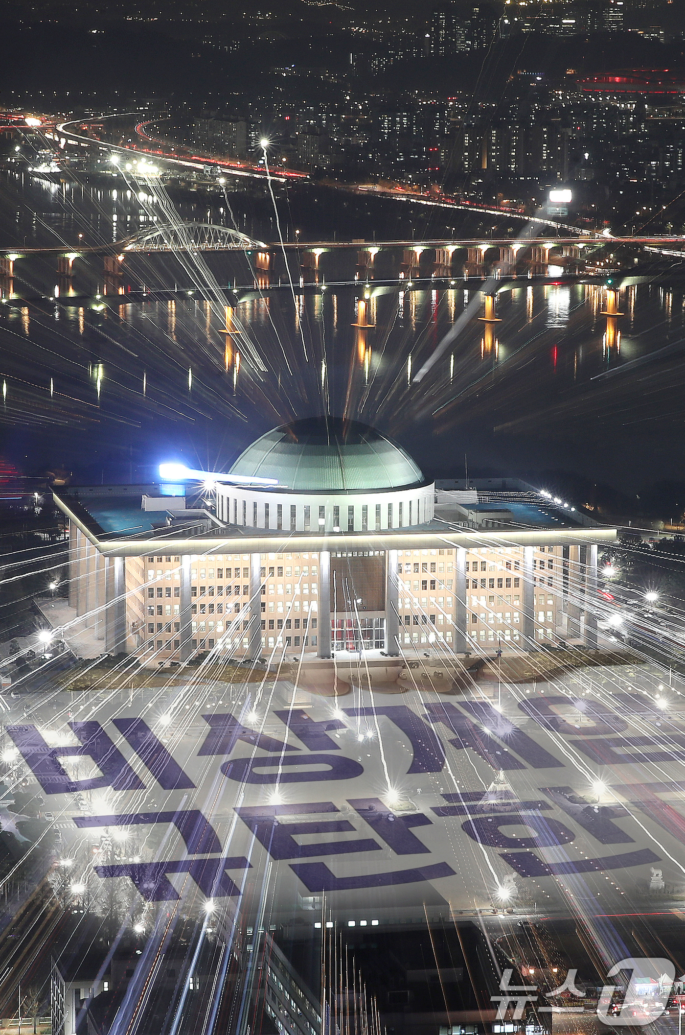 (서울=뉴스1) 임세영 기자 = 비상계엄 사태 1년을 맞아 오는 3일 국회 일대에서 ‘시민대행진’이 열릴 예정이다.이번 행사는 지난해 민주주의가 위협받았던 상황에서 시민들이 직접 …