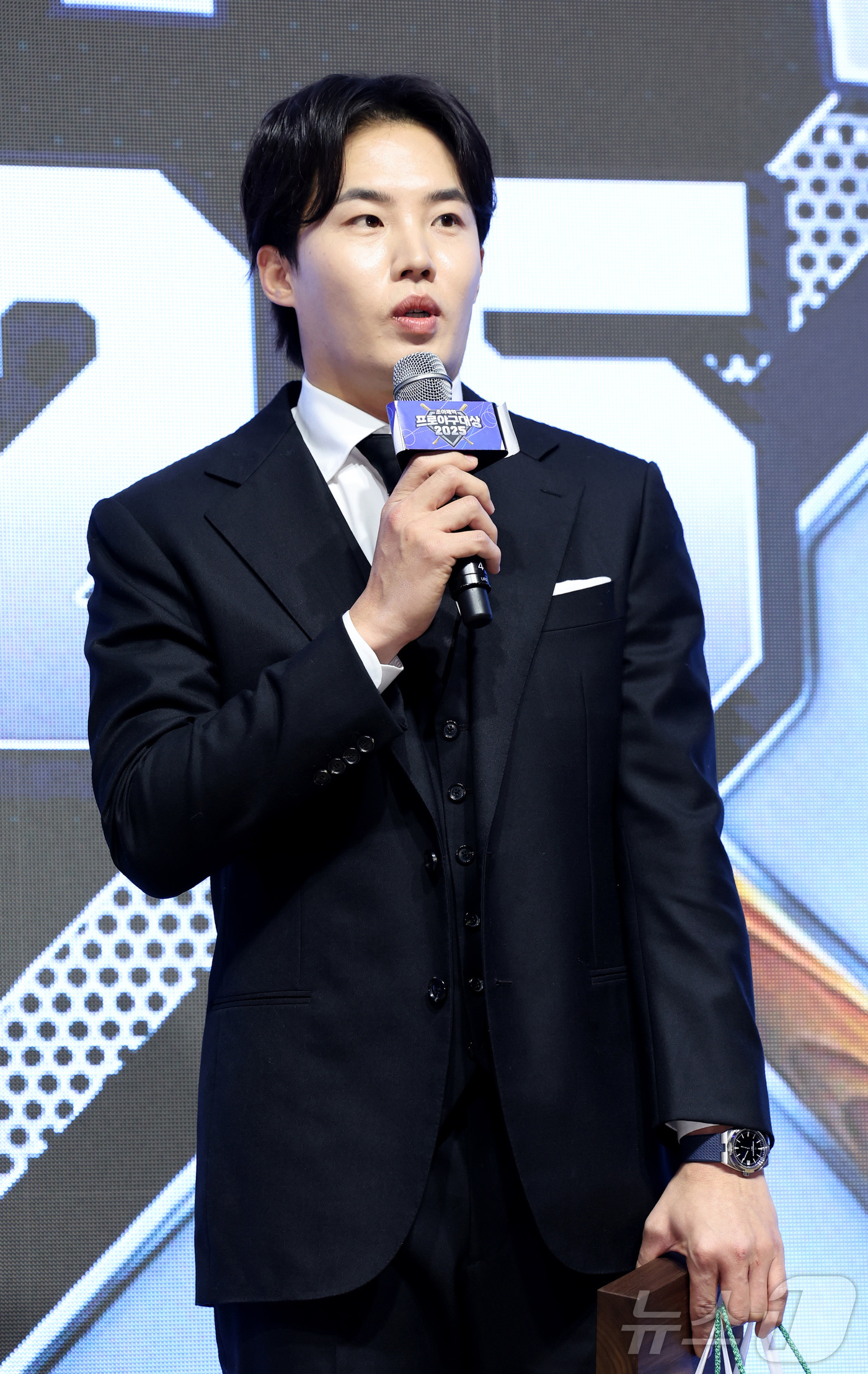 (서울=뉴스1) = 2일 오전 서울 강남구 라움아트센터에서 개최된 '2025 조아제약 프로야구 대상' 시상식에서 LG 임찬규가 최고투수상을 수상하고 소감을 말하고 있다. (일간스포 …